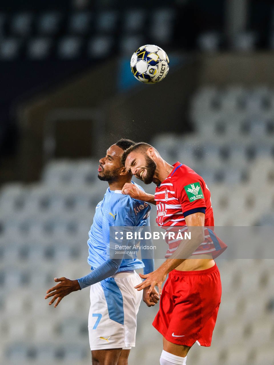 Isaac Kiese Thelin of Malmö FF and Domingos Duarte of