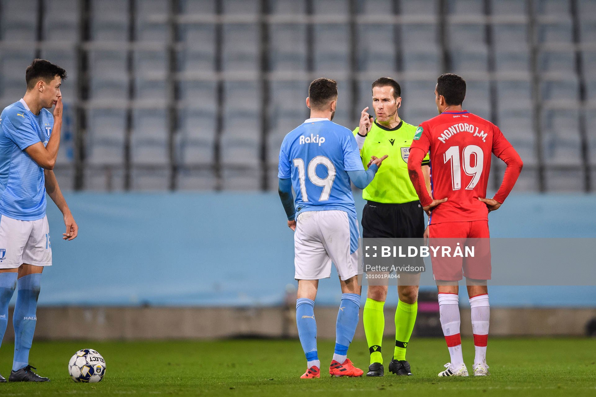 Referee Danny Makkelie in a conversation with Erdal Rakip