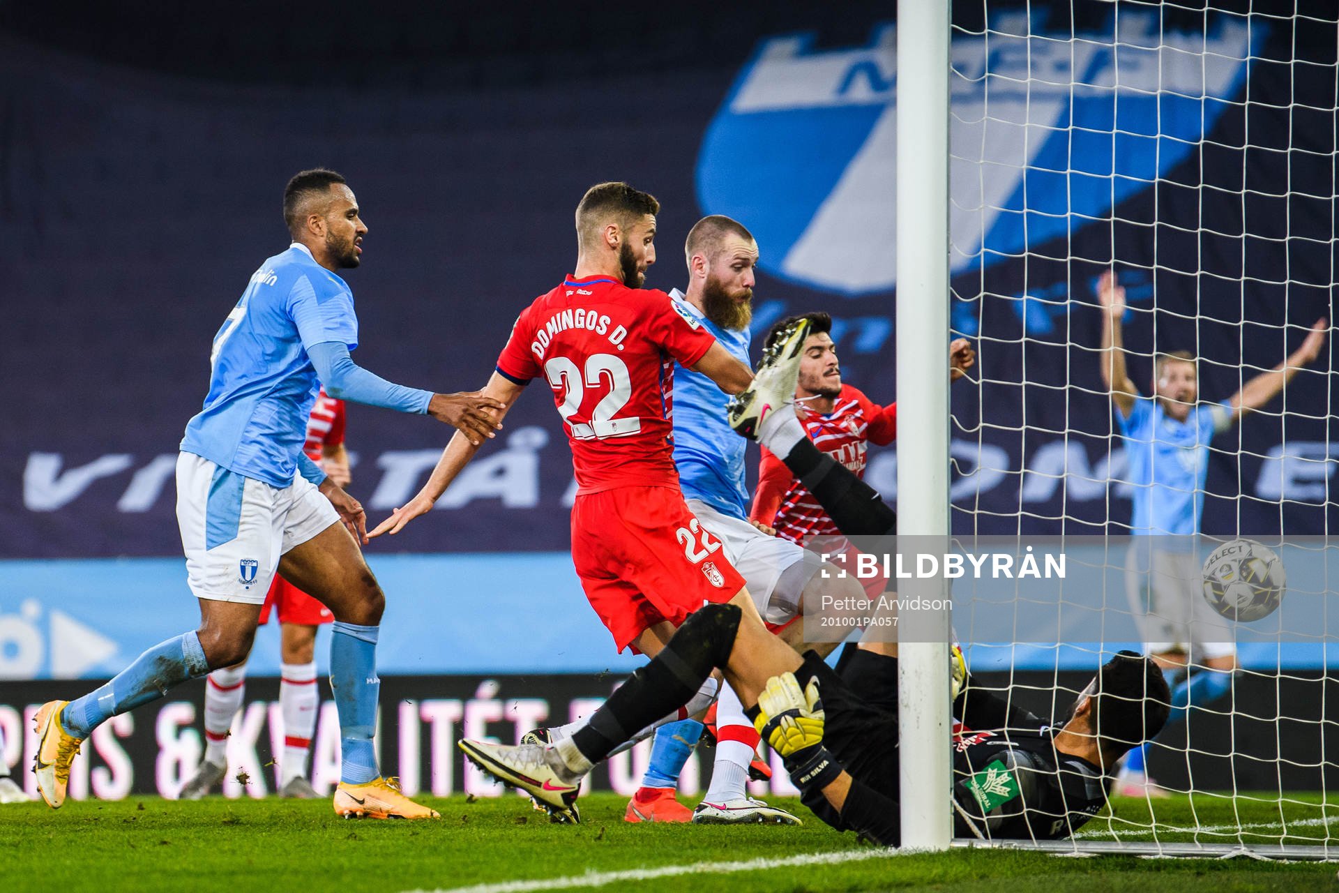 Isaac Kiese Thelin sees Jo Inge Berget of Malmö FF score