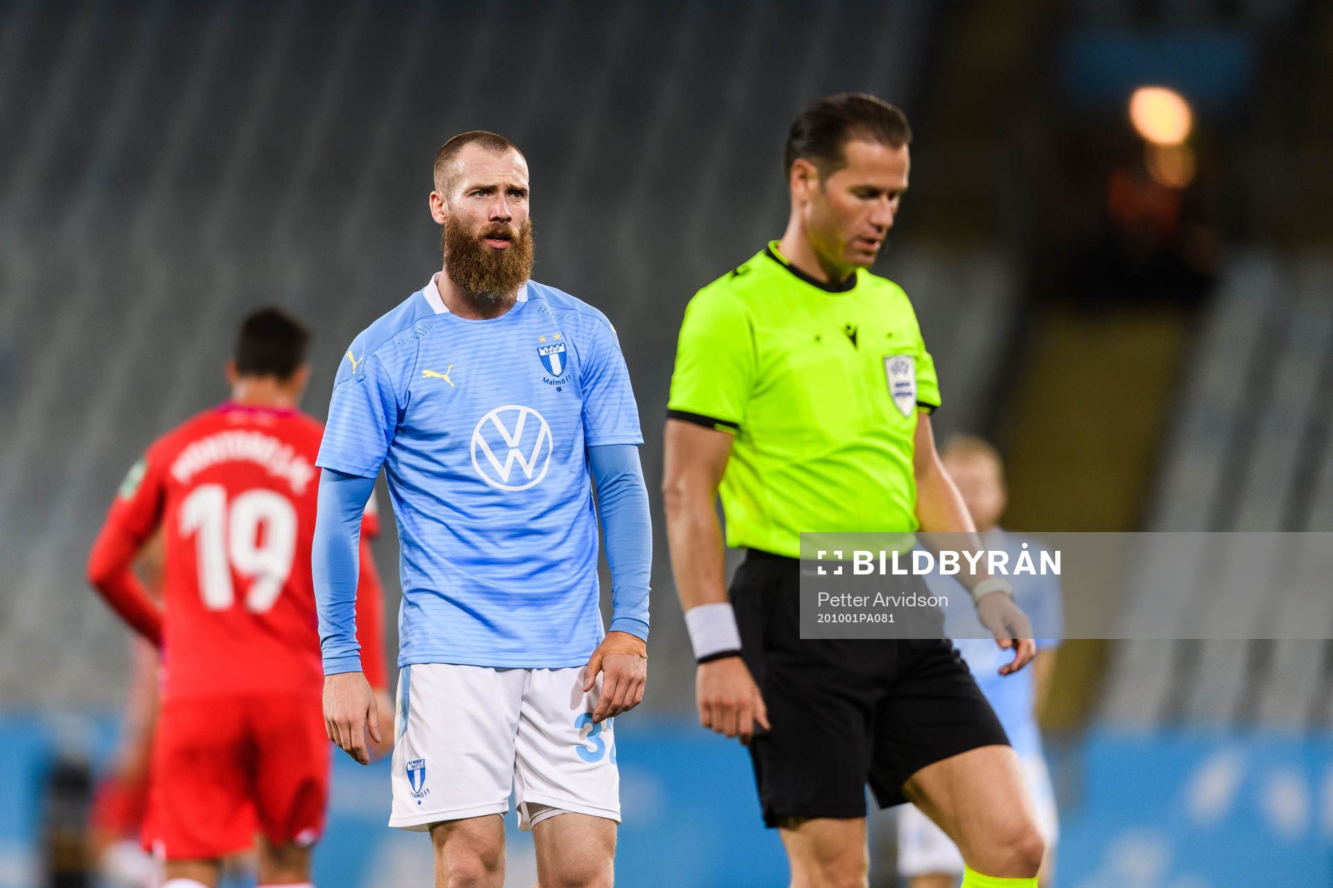 Jo Inge Berget of Malmö FF and referee Danny Makkelie