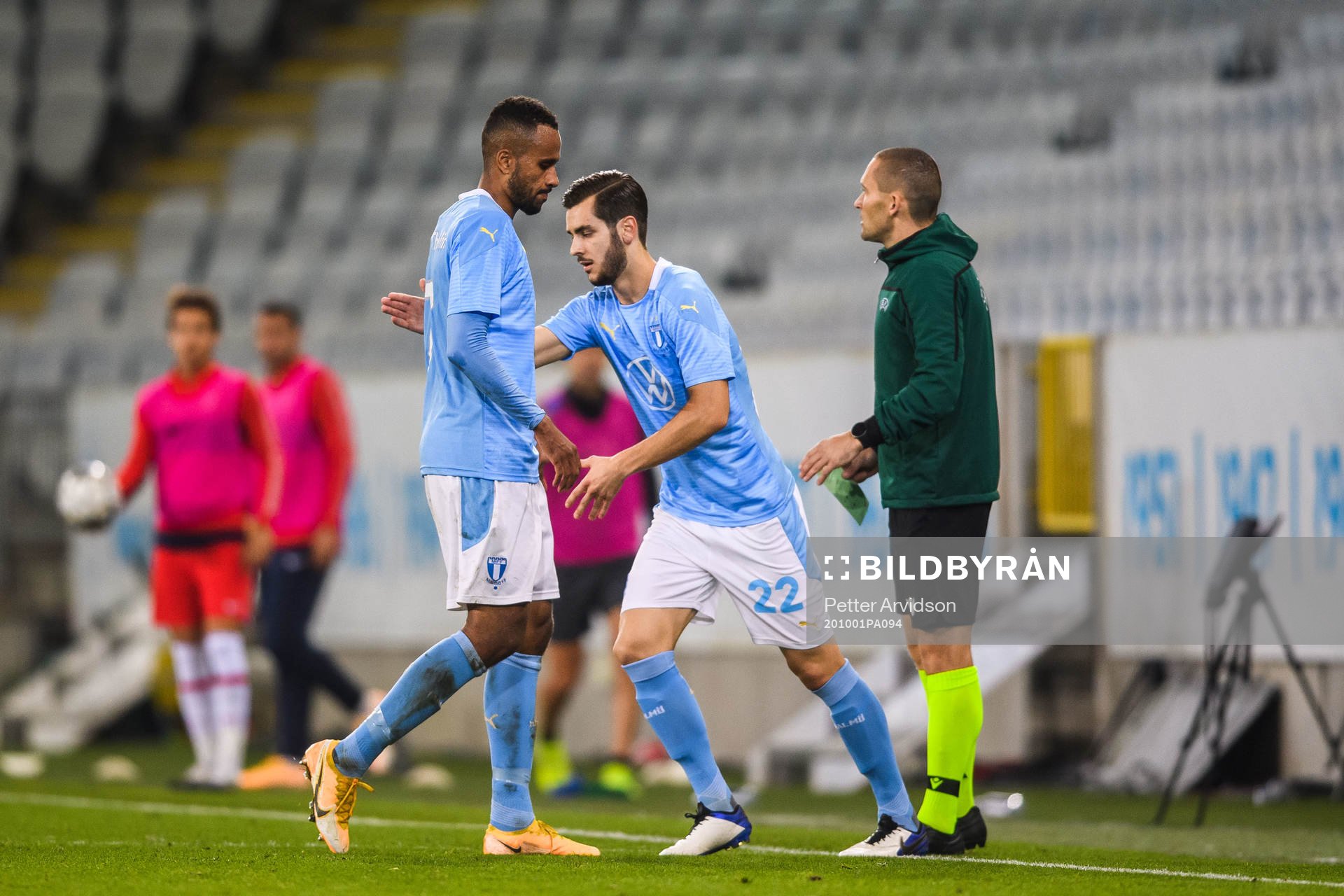 Isaac Kiese Thelin changes with Adi Nalic of Malmö FF