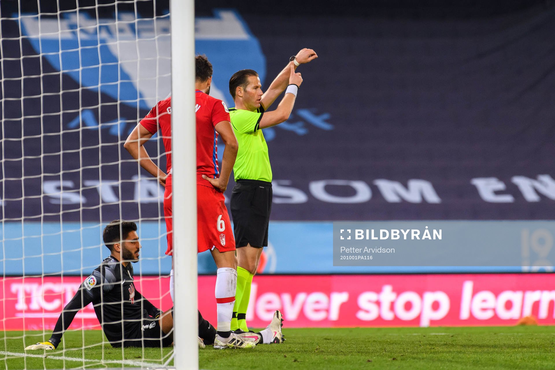 Referee Danny Makkelie
