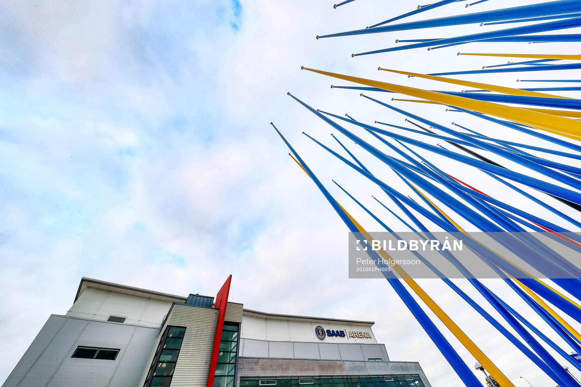 Konstverk utanför SAAB Arena före ishockeymatchen i SHL