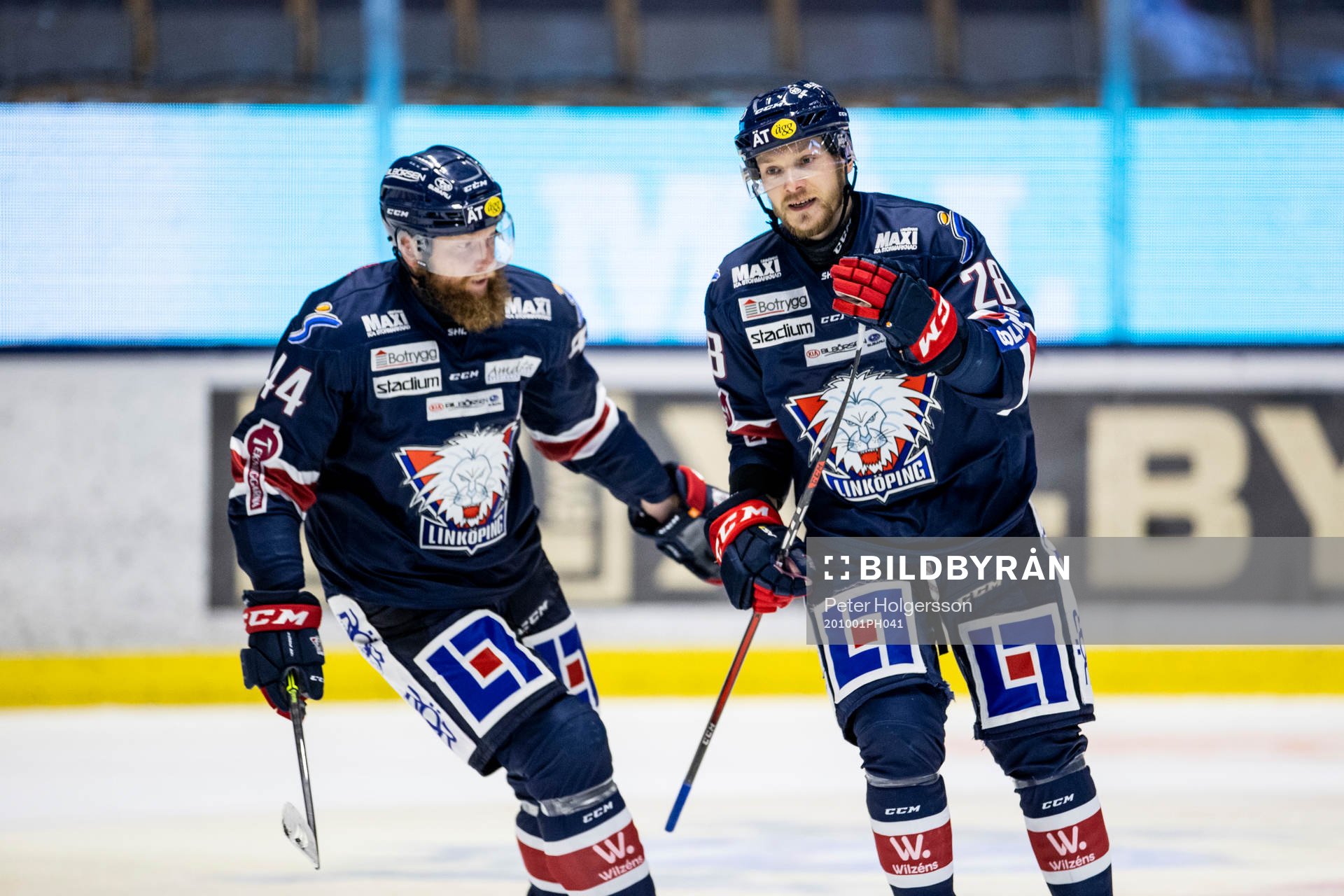 Linköpings Jaakko Rissanen (h) jublar med Jonas Junland