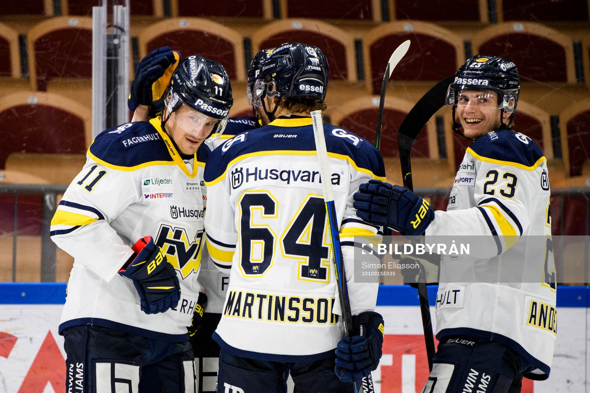 s Simon Önerud jublar med lagkamrater