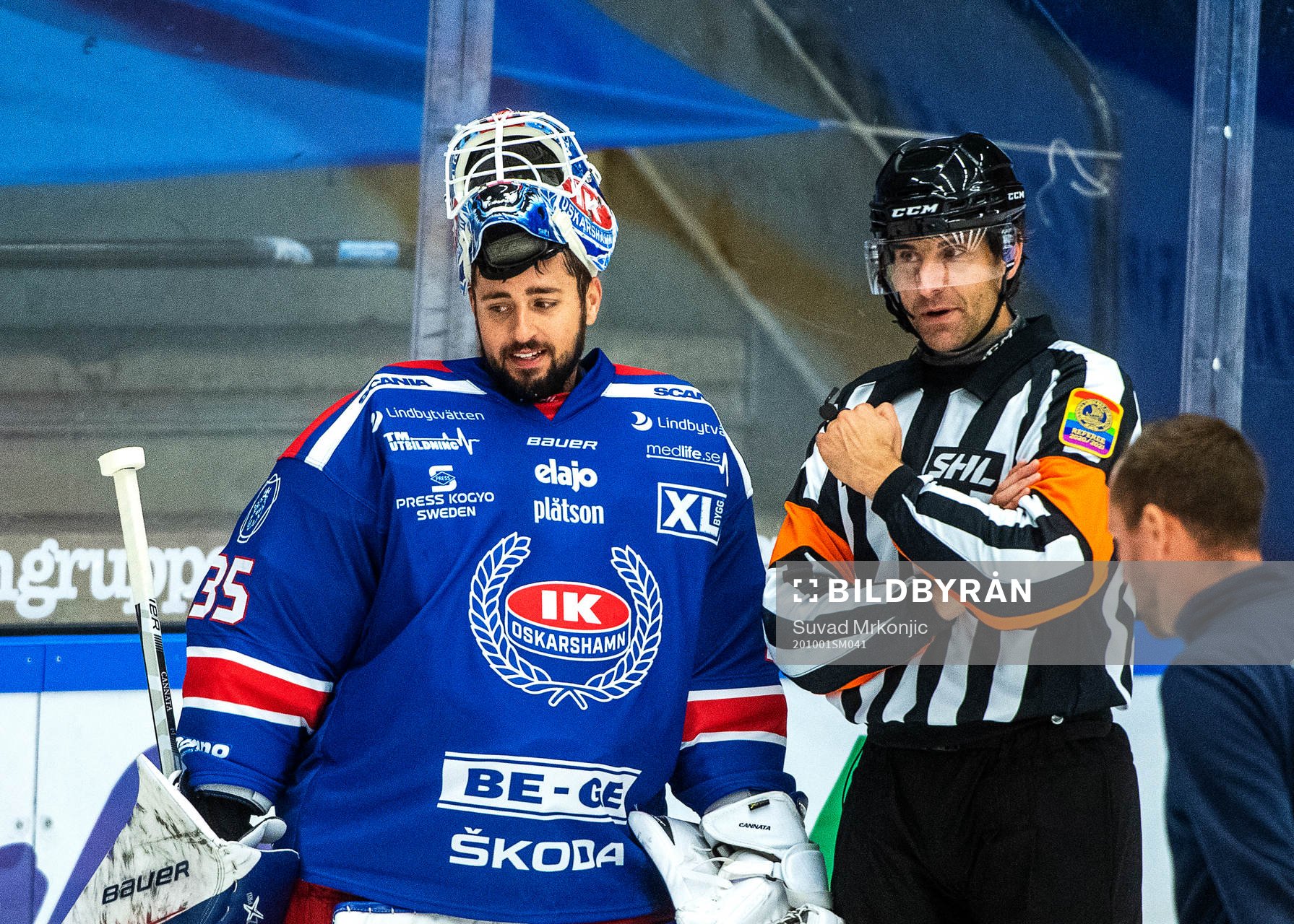 Oskarshamns målvakt Joe Cannata samtalar med Domare Mikael