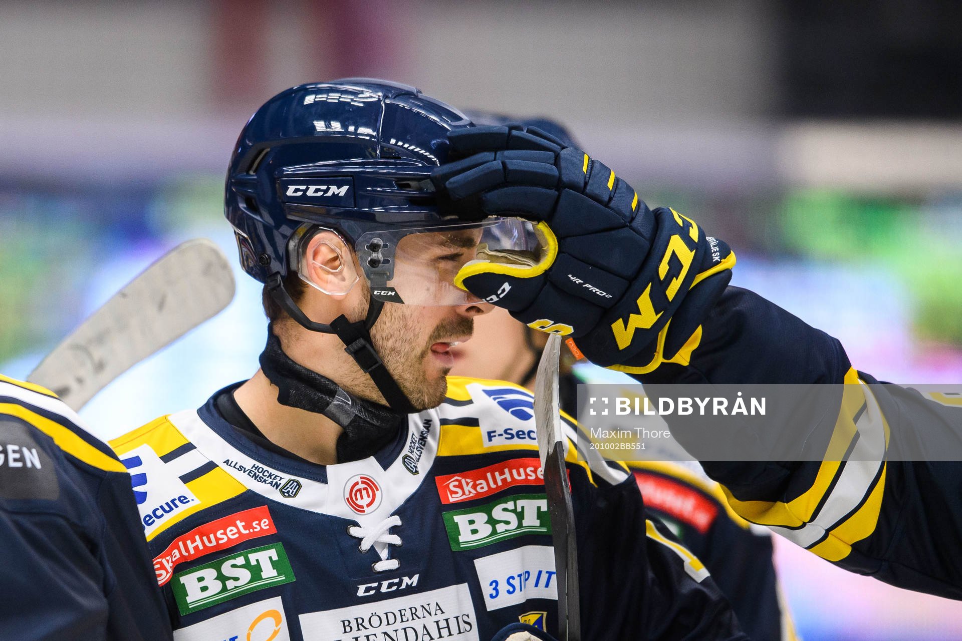 Södertäljes Evan Bouchard klappas om av lagkamrater