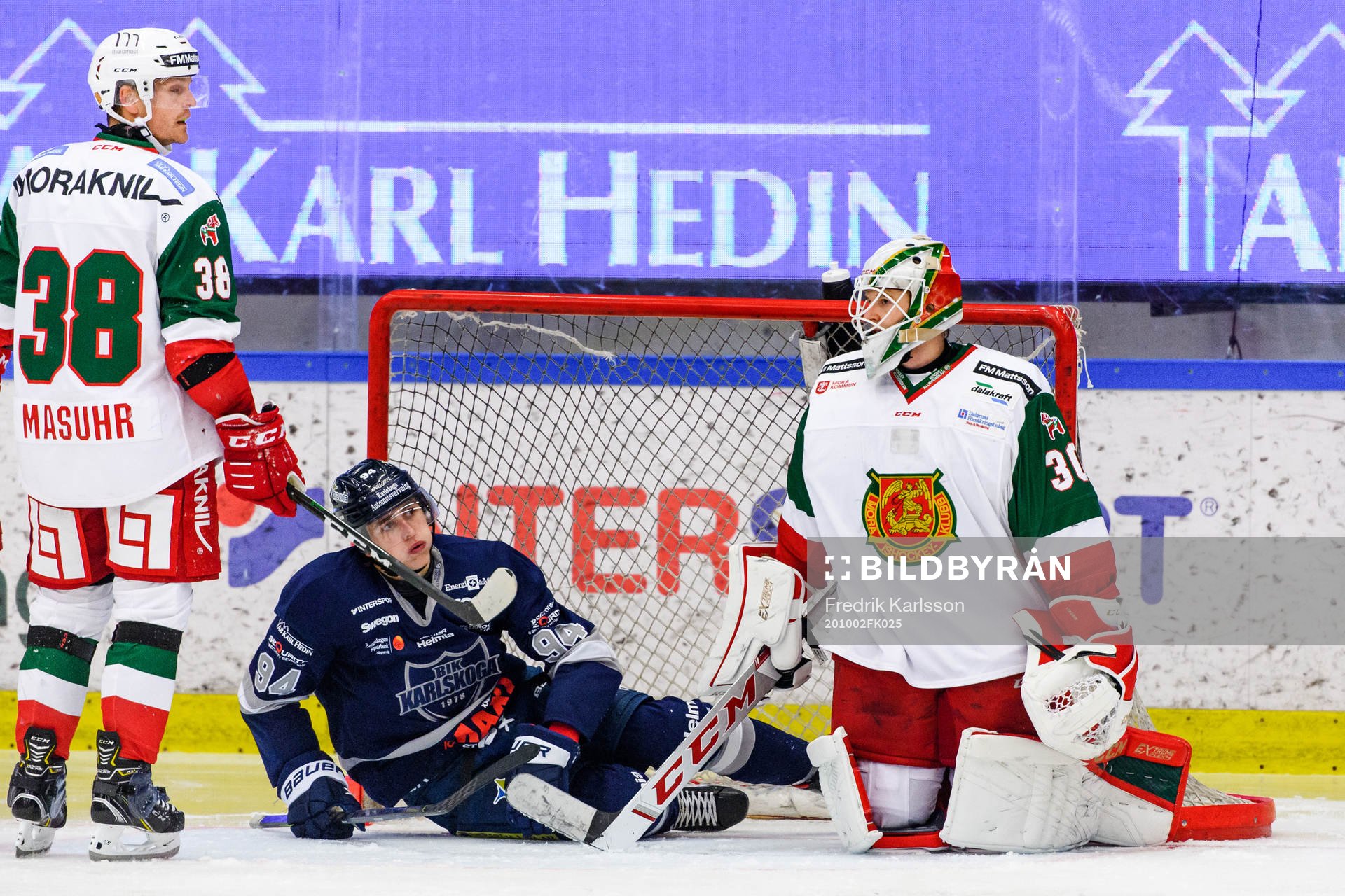 Karlskogas Linus Karlsson och Moras målvakt Olof Lindbom