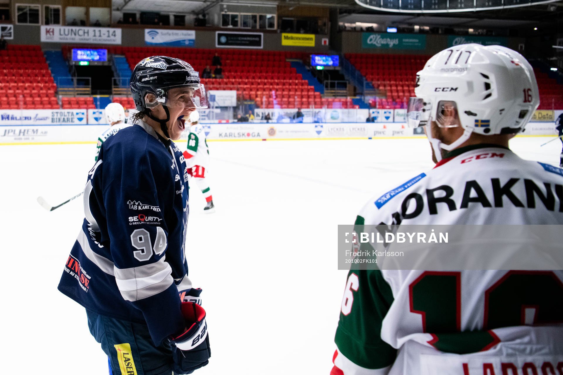 Karlskogas Linus Karlsson retar upp Moraspelare