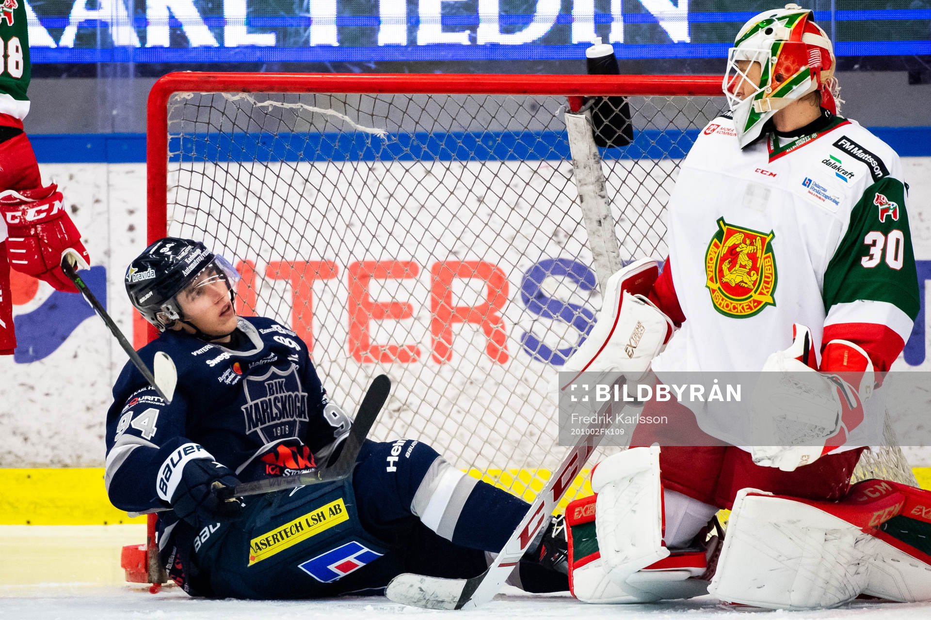Karlskogas Linus Karlsson och Moras målvakt Olof Lindbom