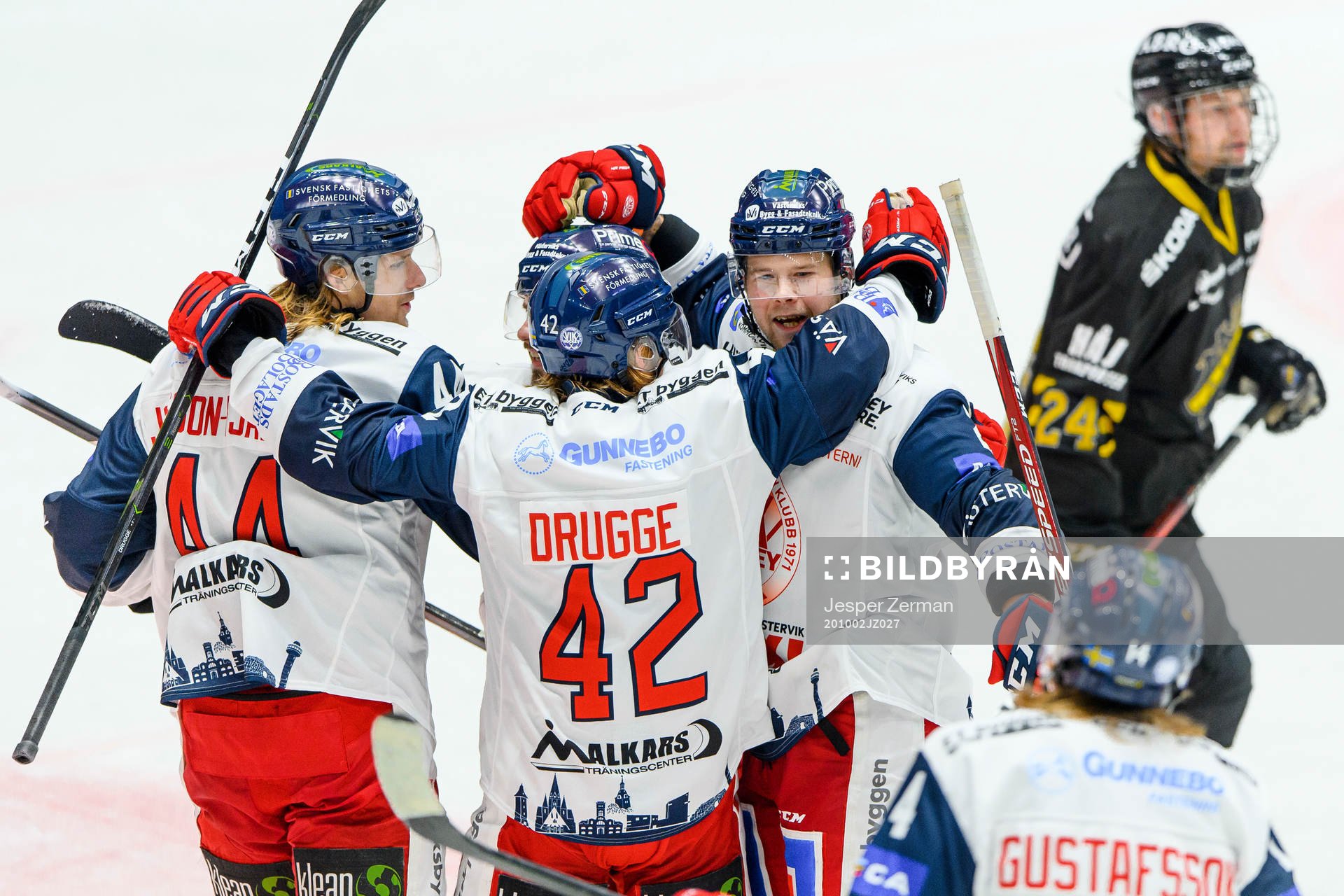 Västerviks Victor Öhman jublar med Axel Jonsson-Fjällby