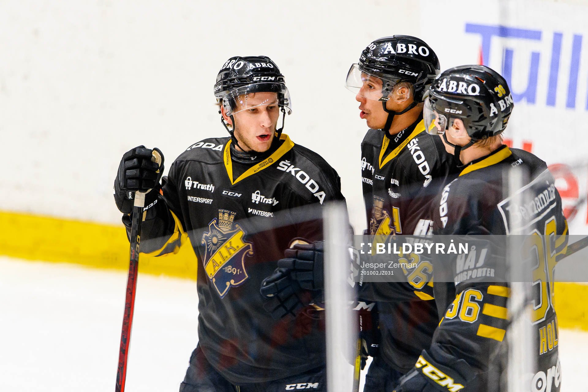 s Fredric Weigel och Anton Holm jublar med Oscar Nord