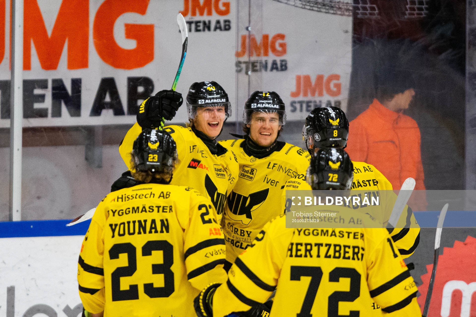 Västerås Isac Skedung jublar med lagkamrater