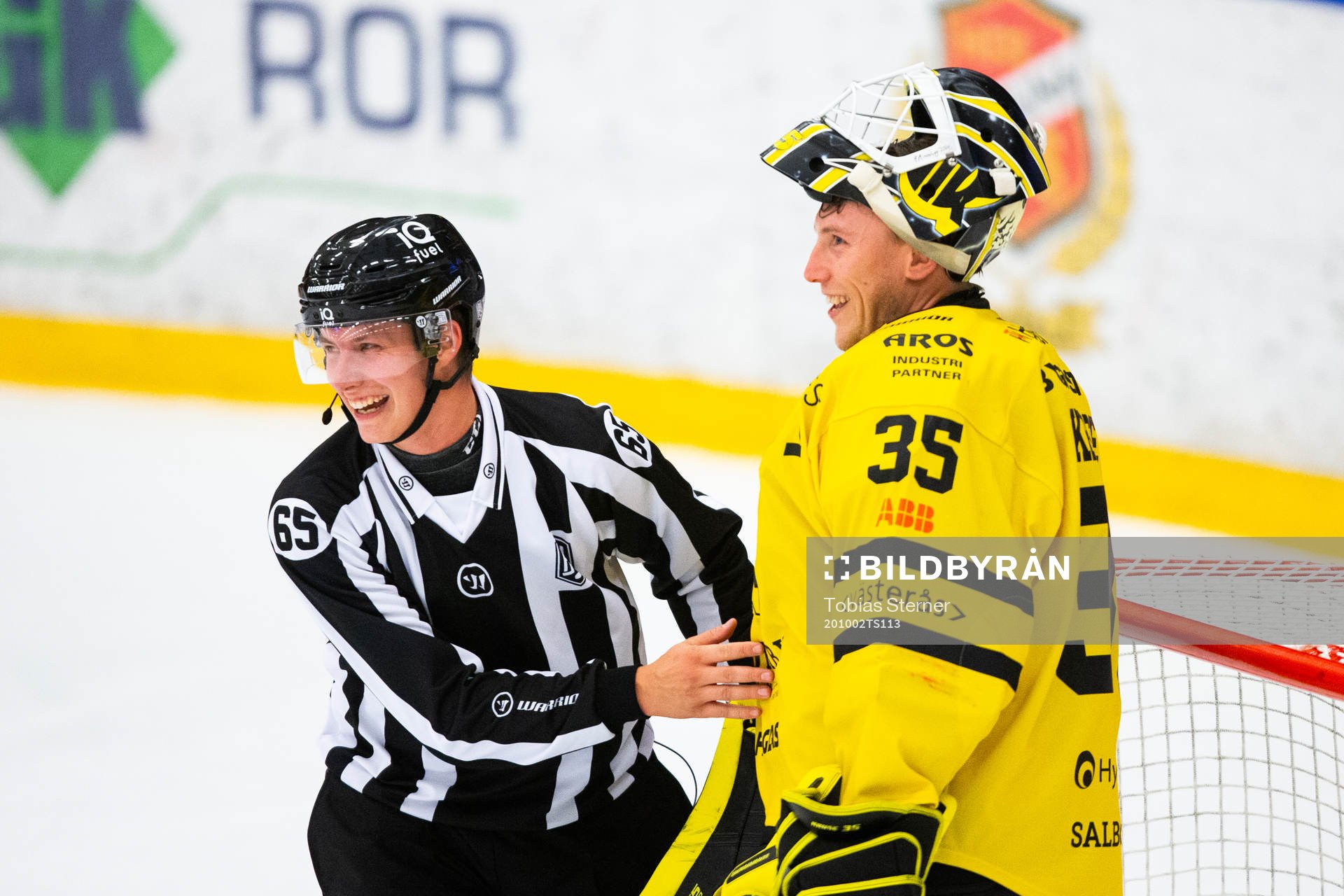 Domare Rasmus Strömberg och Västerås målvakt Emil Kruse