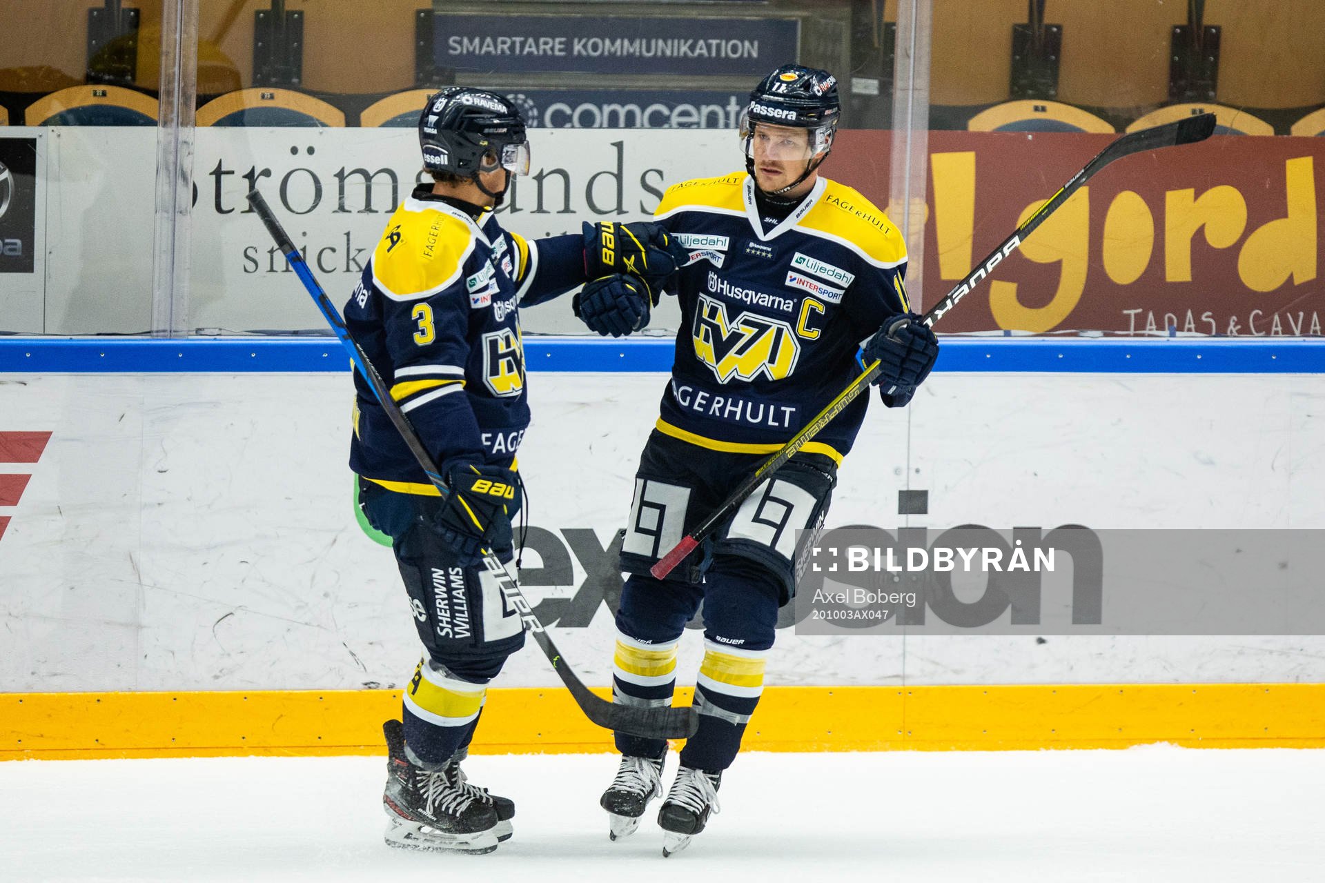 s Daniel Bertov och HV71:s Simon Önerud jublar
