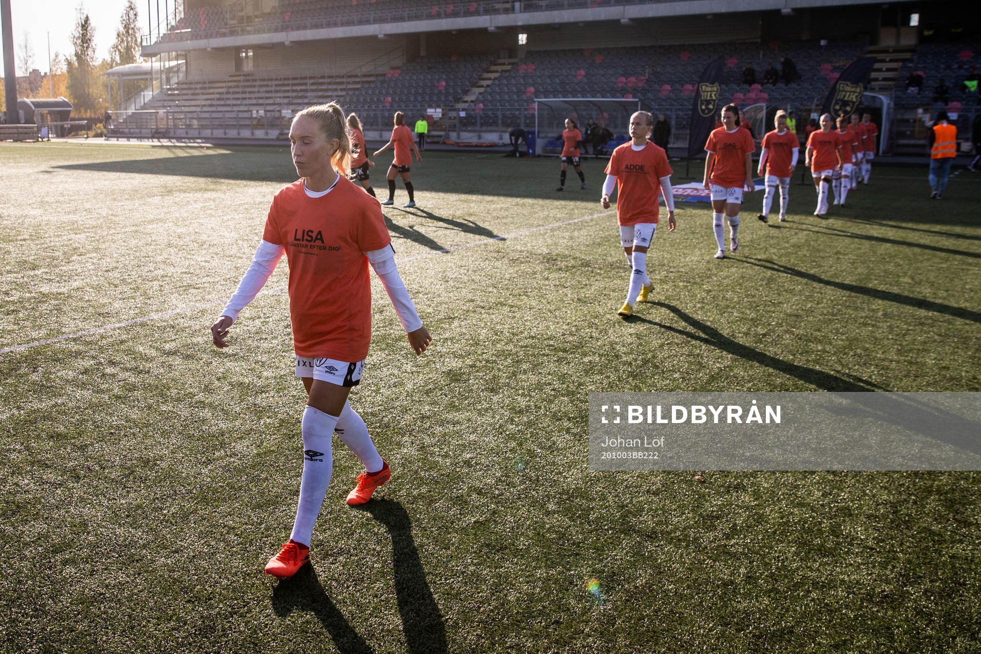 Inmarsch före fotbollsmatchen i Damallsvenskan mellan