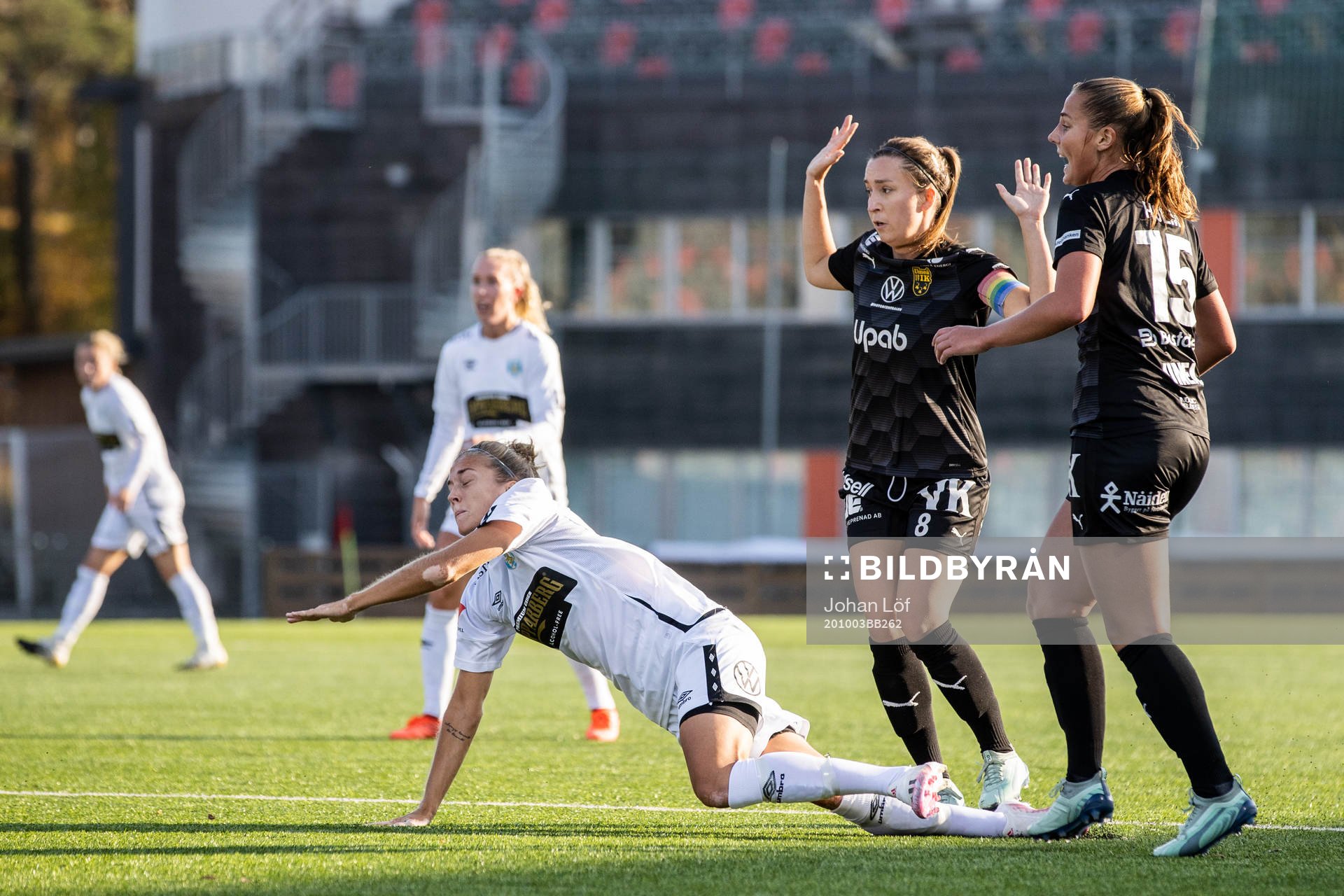 Göteborgs Filippa Angeldal faller i en duell med Umeås