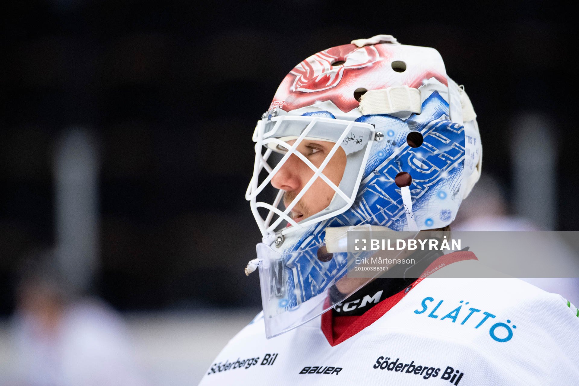Vita Hästens målvakt Adam Werner värmer upp