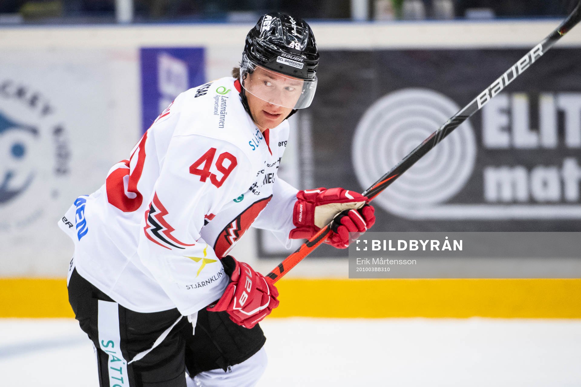 Vita Hästens Filip Cruseman värmer upp