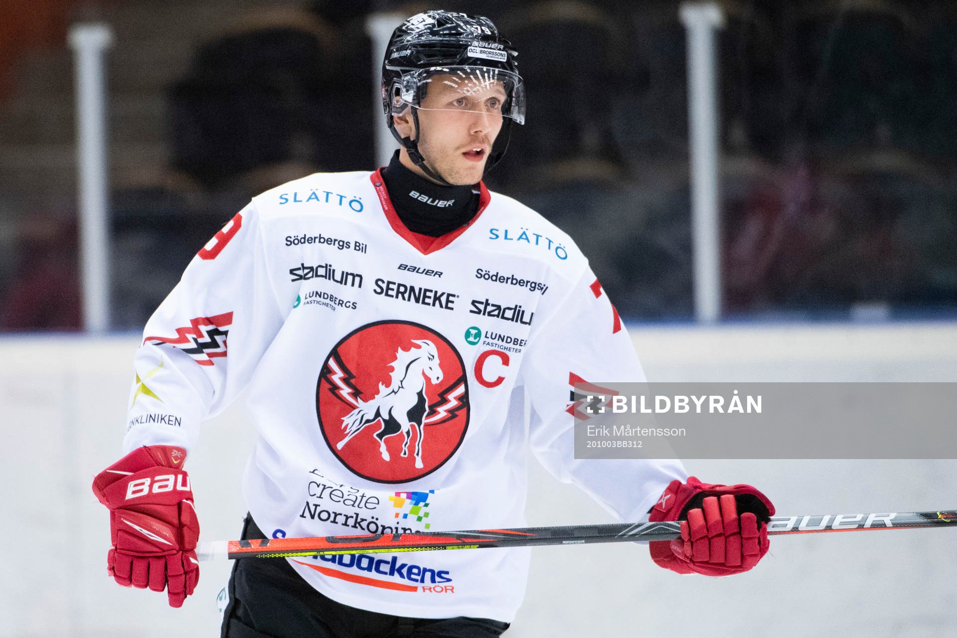 Vita Hästens Emil Lundberg värmer upp