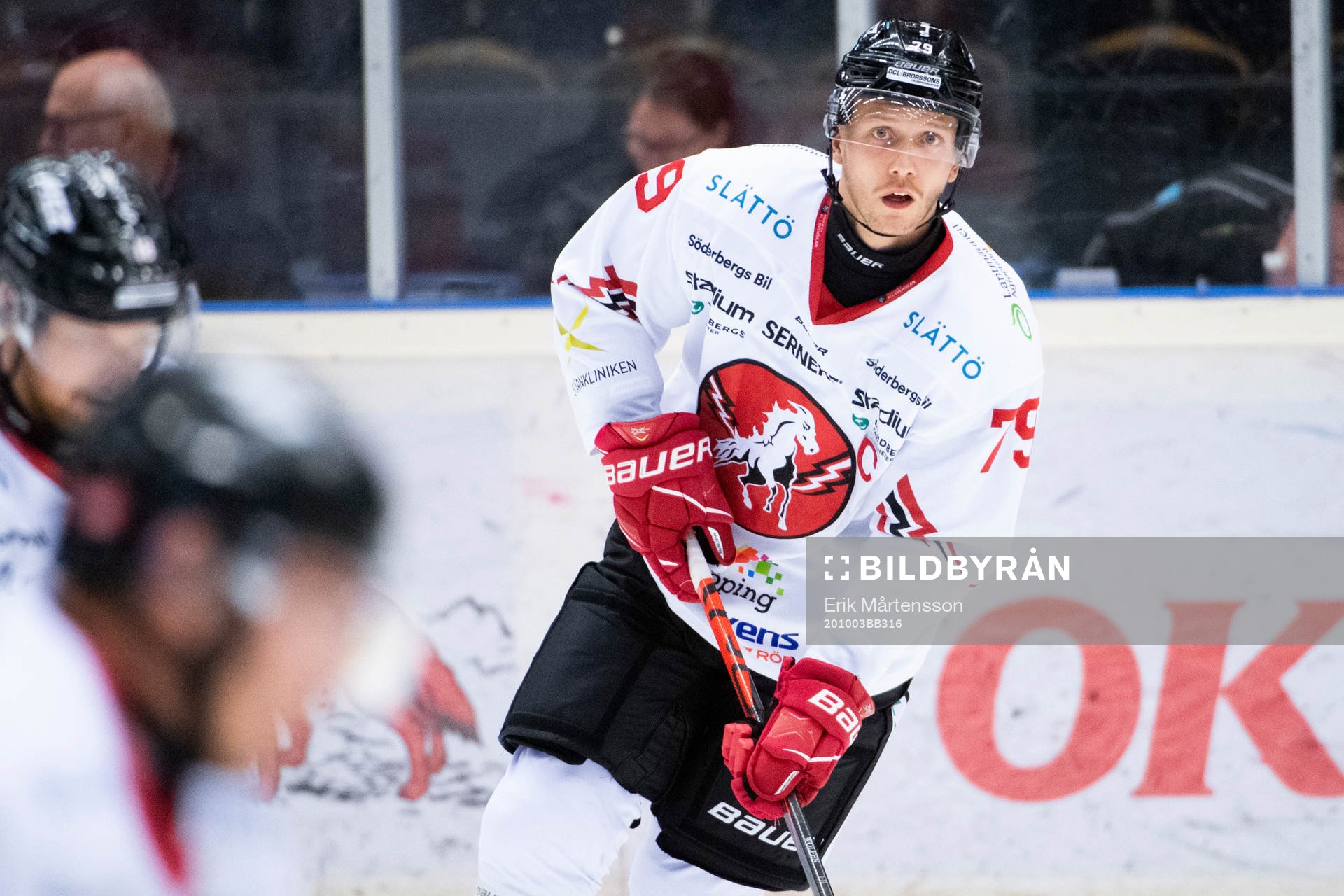 Vita Hästens Emil Lundberg värmer upp