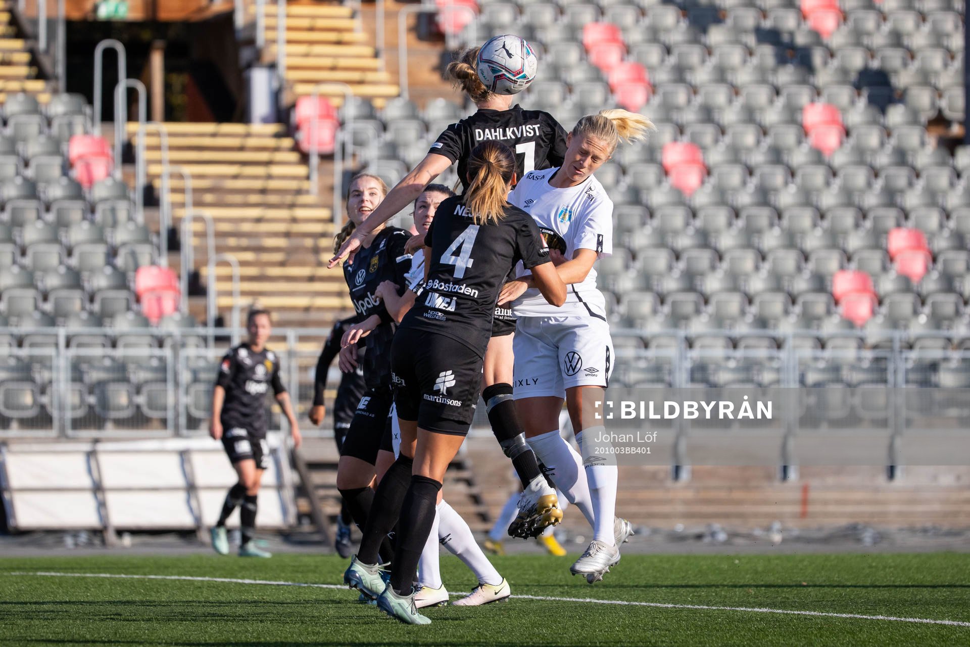 Umeås Lisa Dahlkvist i kamp om boll med Göteborgs Rebecka