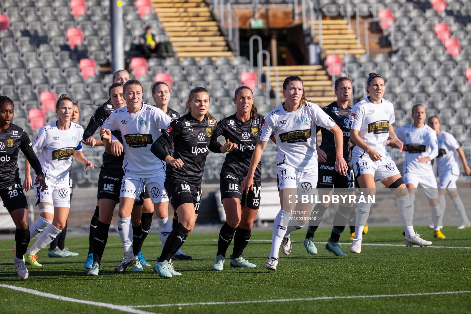 Umeås Therese Simonsson och Olivia Holm försöker ta boll