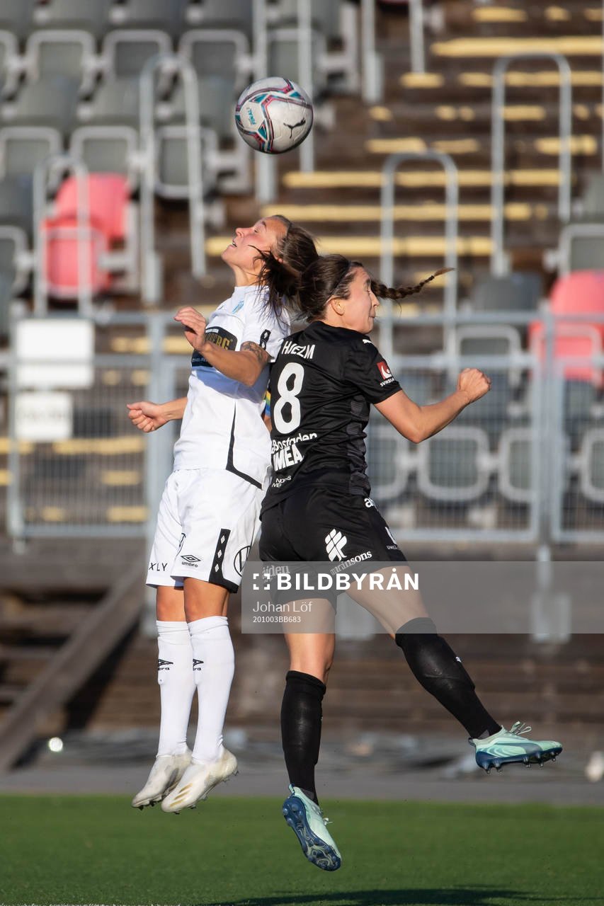 Göteborgs Julia Zigiotti Olme och Umeås Fanny Hjelm-Rönnlund i nickduell under fotbollsmatchen i Damallsvenskan mellan Umeå och Kopparbergs/Göteborg den 3 oktober 2020 i Umeå.