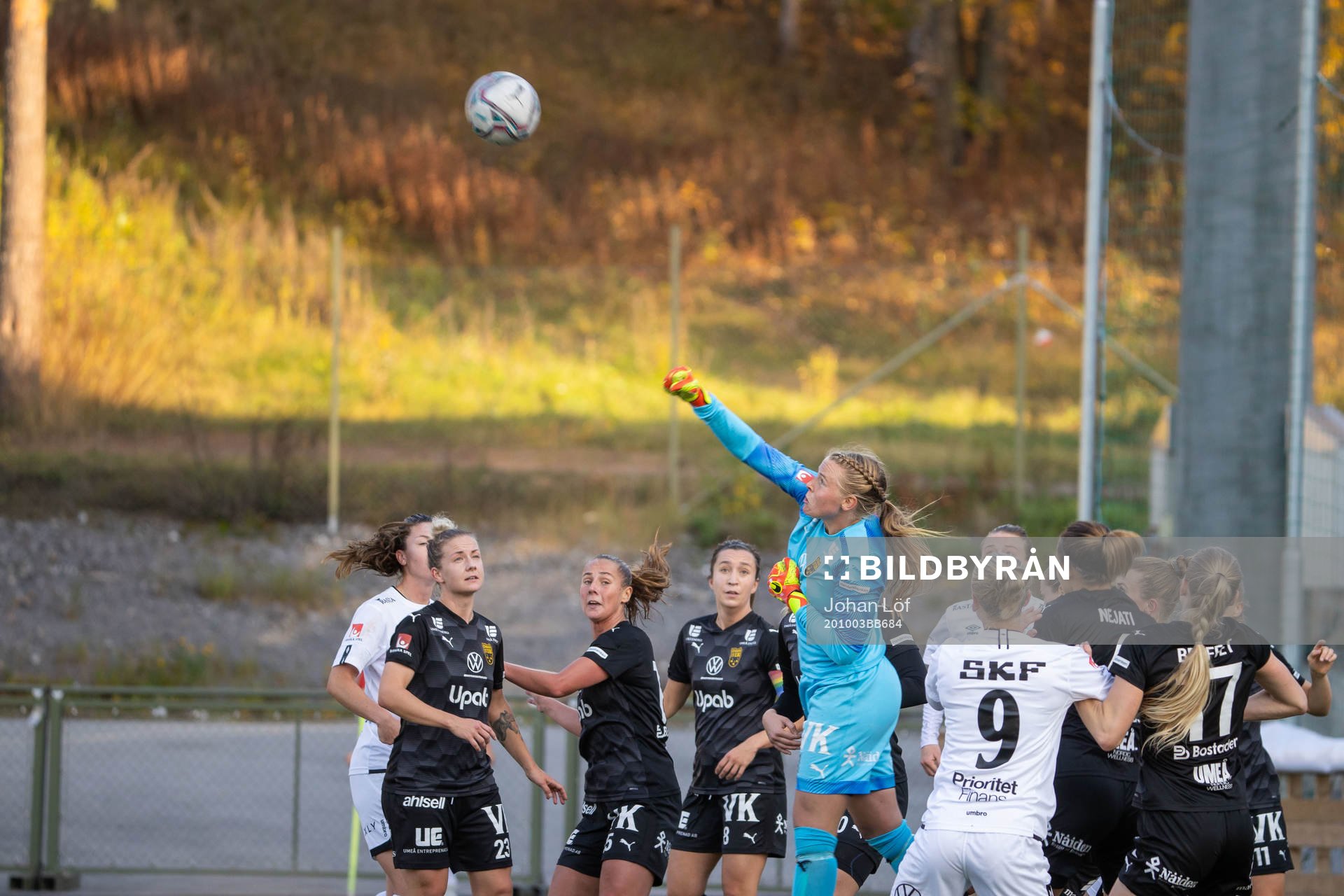 Umeås målvakt Agnes Granberg boxar ut bollen