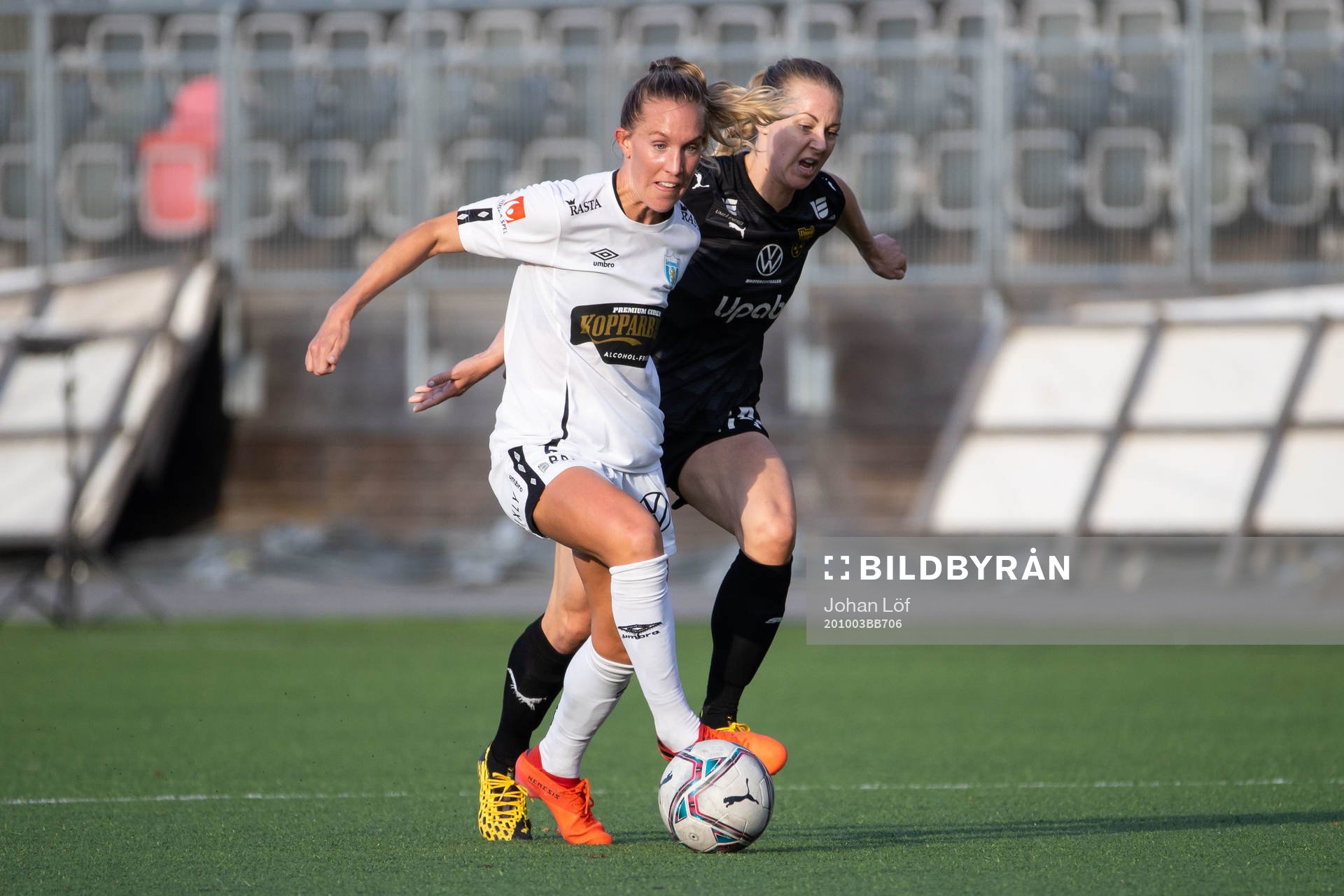 Göteborgs Julia Roddar i kamp om boll med Umeås Kayla