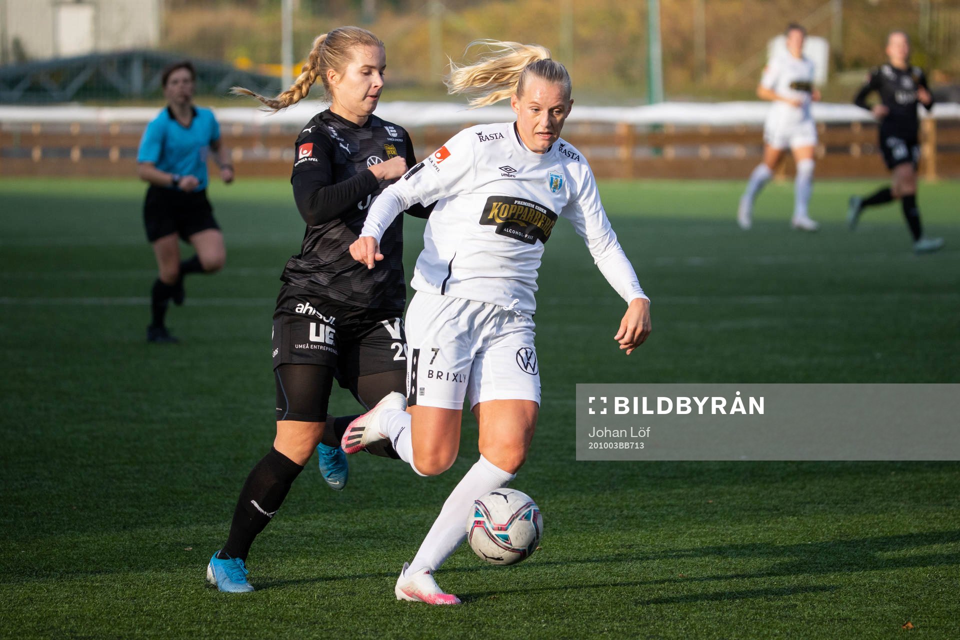 Umeås Eva Nyström och Göteborgs Stina Blackstenius under fotbollsmatchen i Damallsvenskan mellan Umeå och Kopparbergs/Göteborg den 3 oktober 2020 i Umeå.