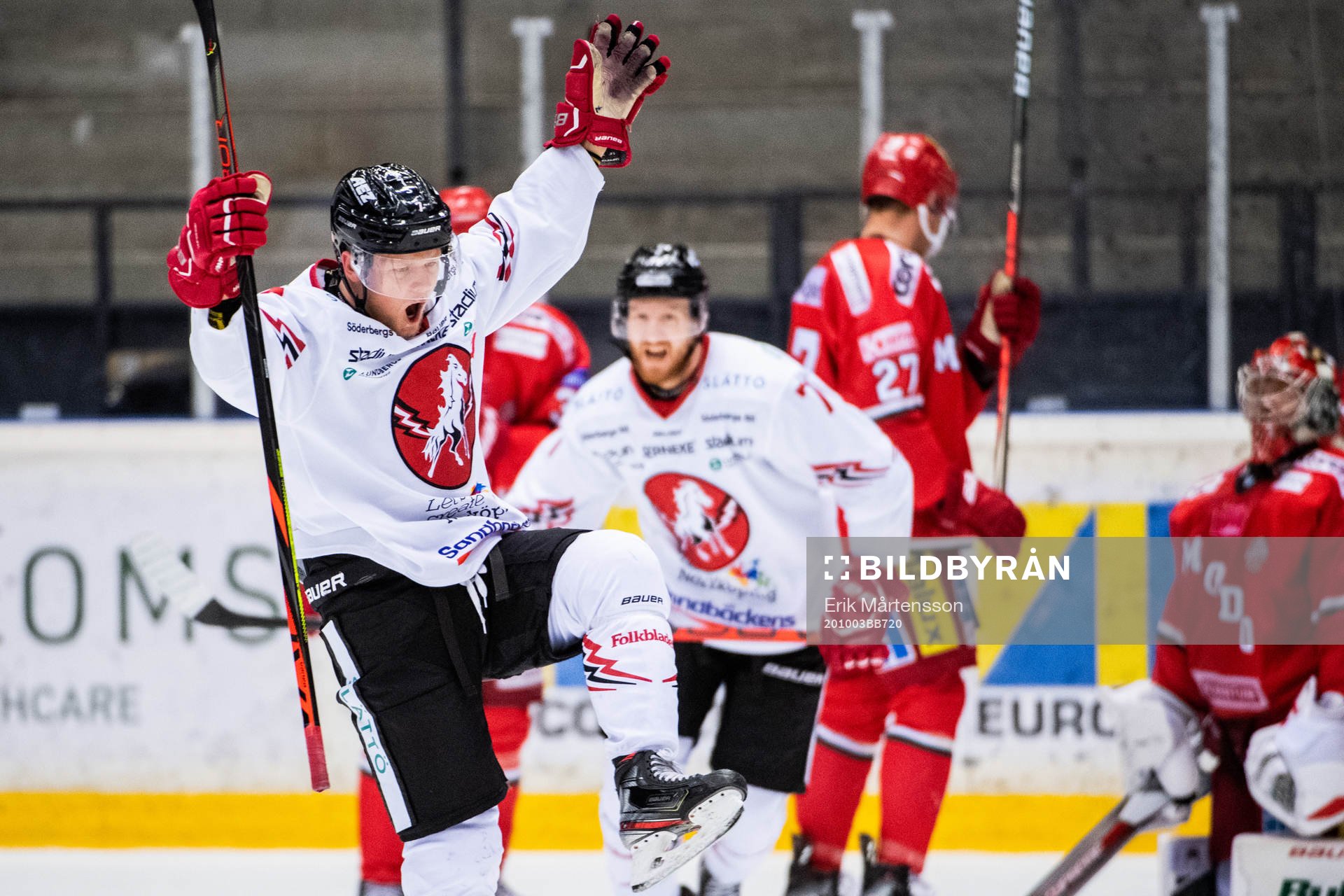 Vita Hästens Niklas Folin jublar