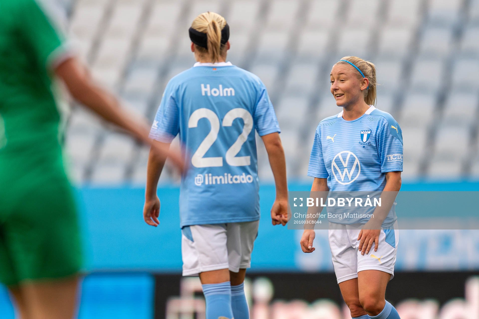 Malmö FFs Rebecka Holm och Andrea Sjögren deppar