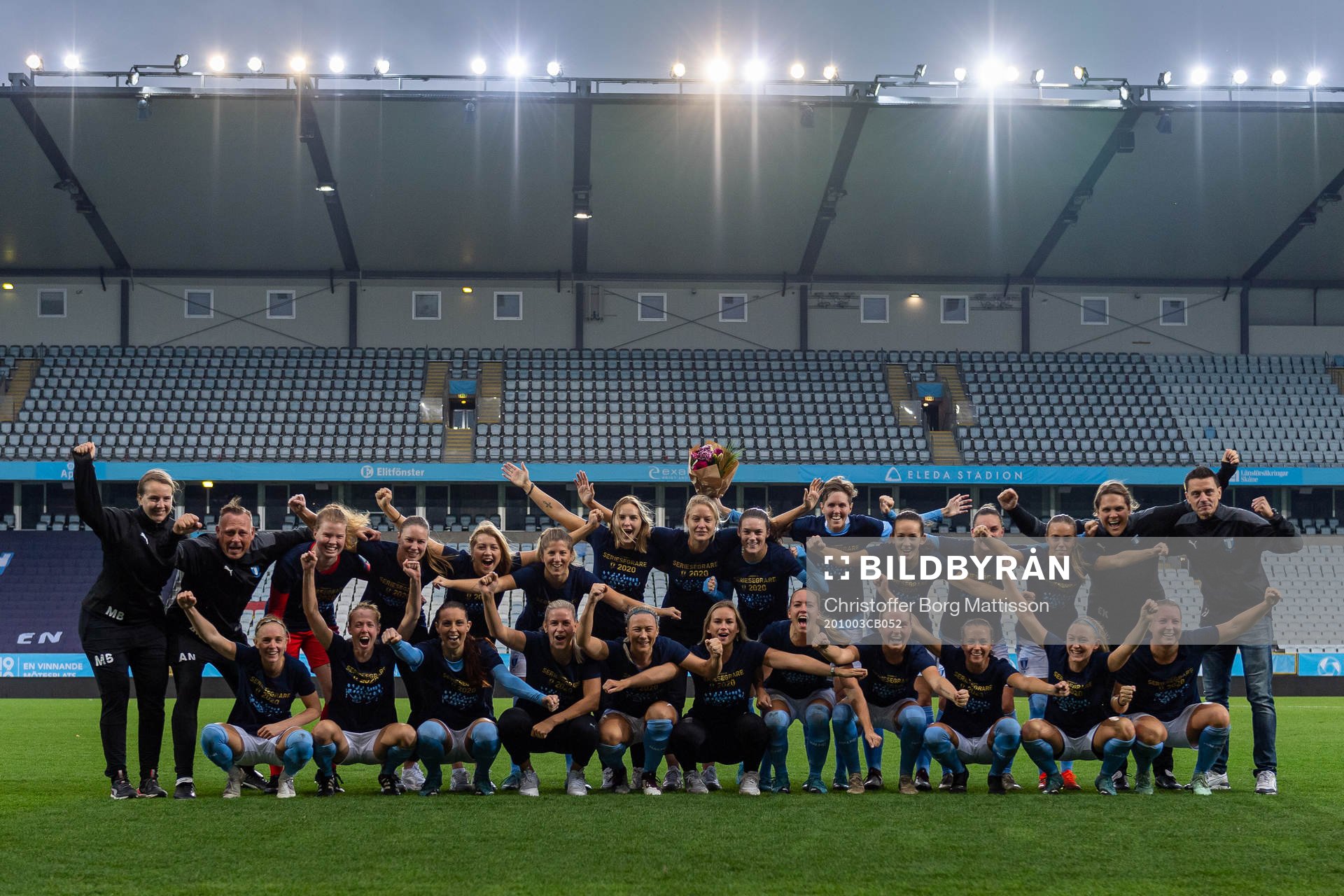 Malmö FFs spelare och ledare jublar efter fotbollsmatchen i damernas Division 4 Sydvästra Skåne mellan Malmö FF och Lilla Beddinge BK den 3 oktober 2020 i Malmö.