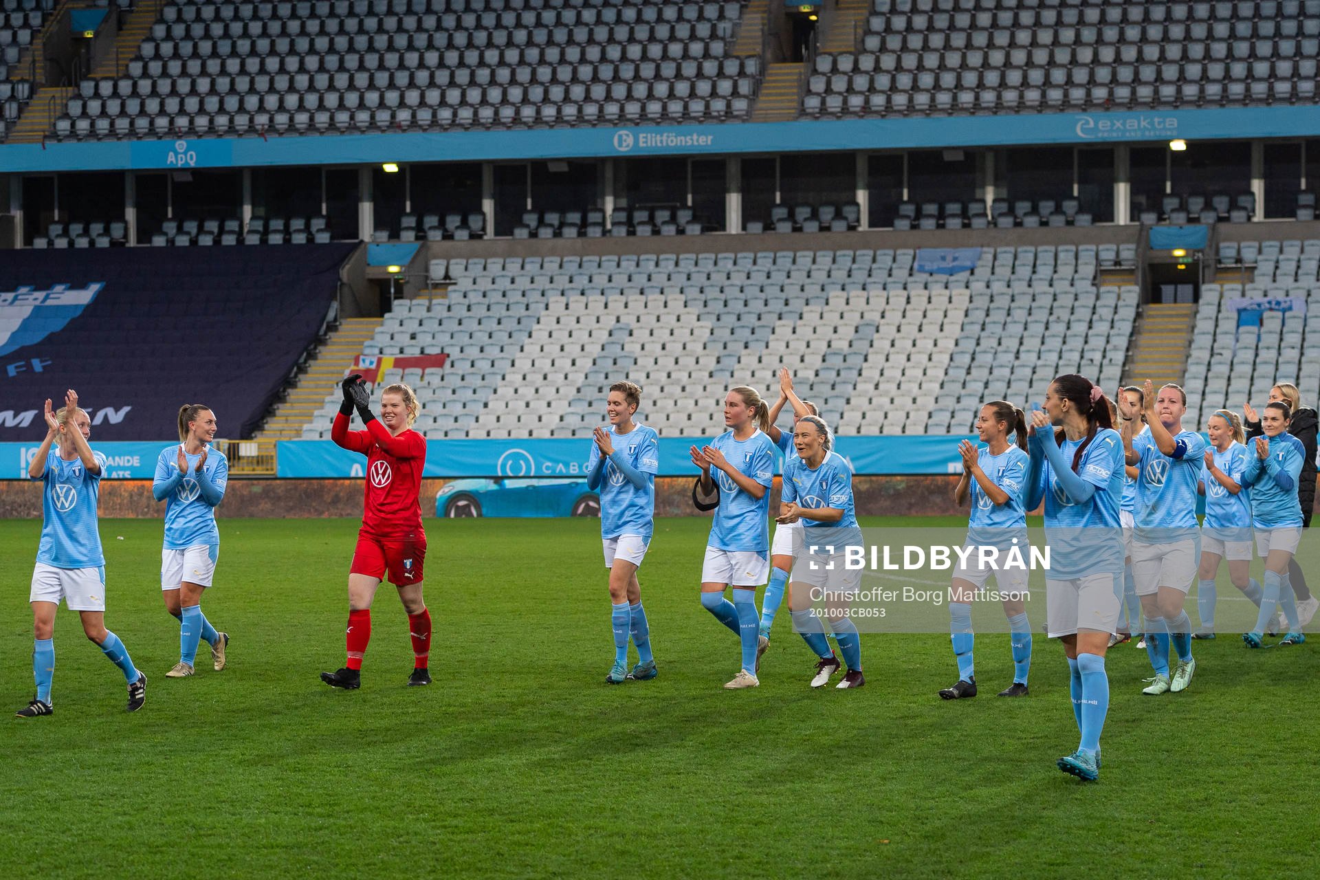 Malmö FFs spelare jublar och tackar publiken