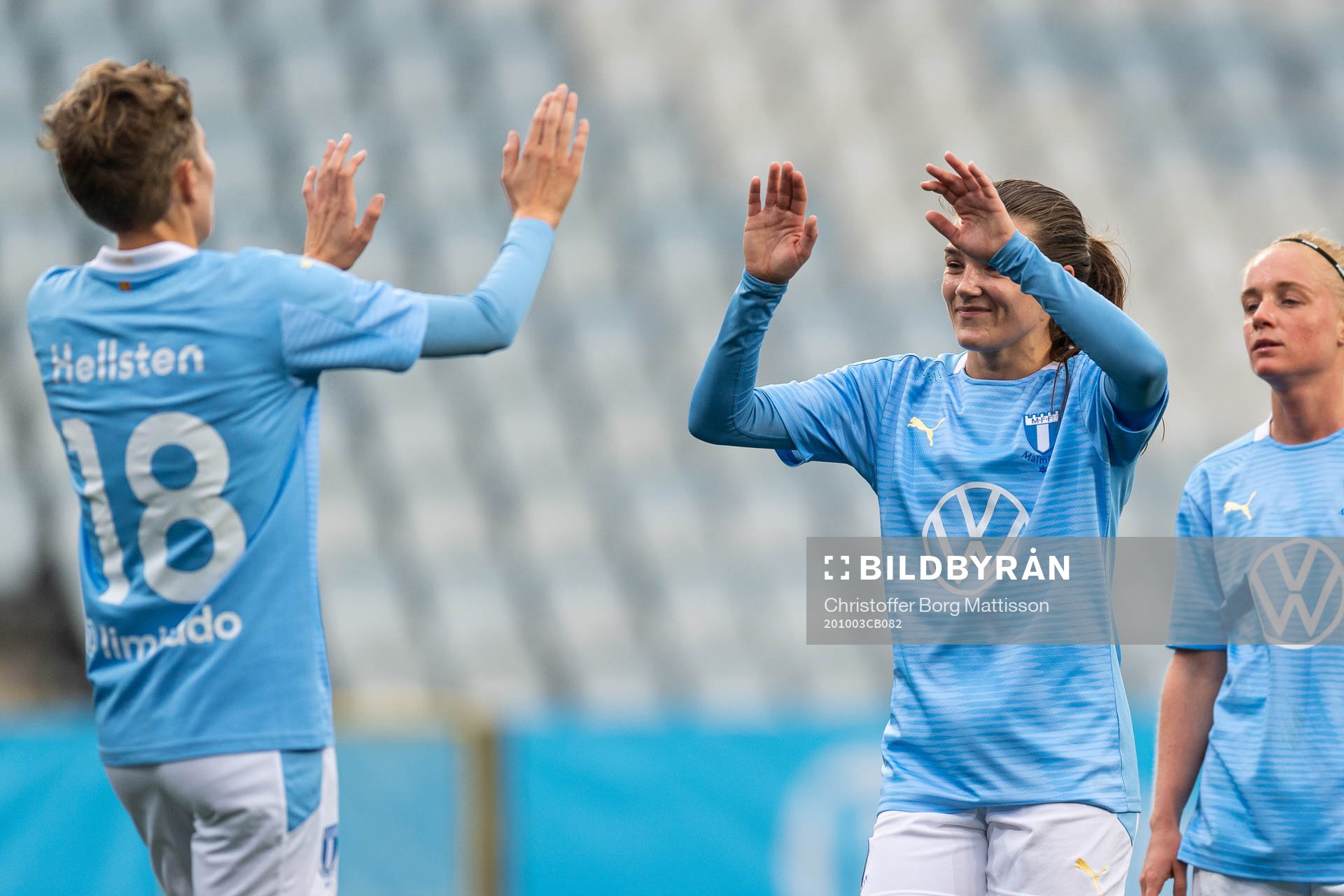 Malmö FFs Anna Hellsten och Saga Fredriksson jublar