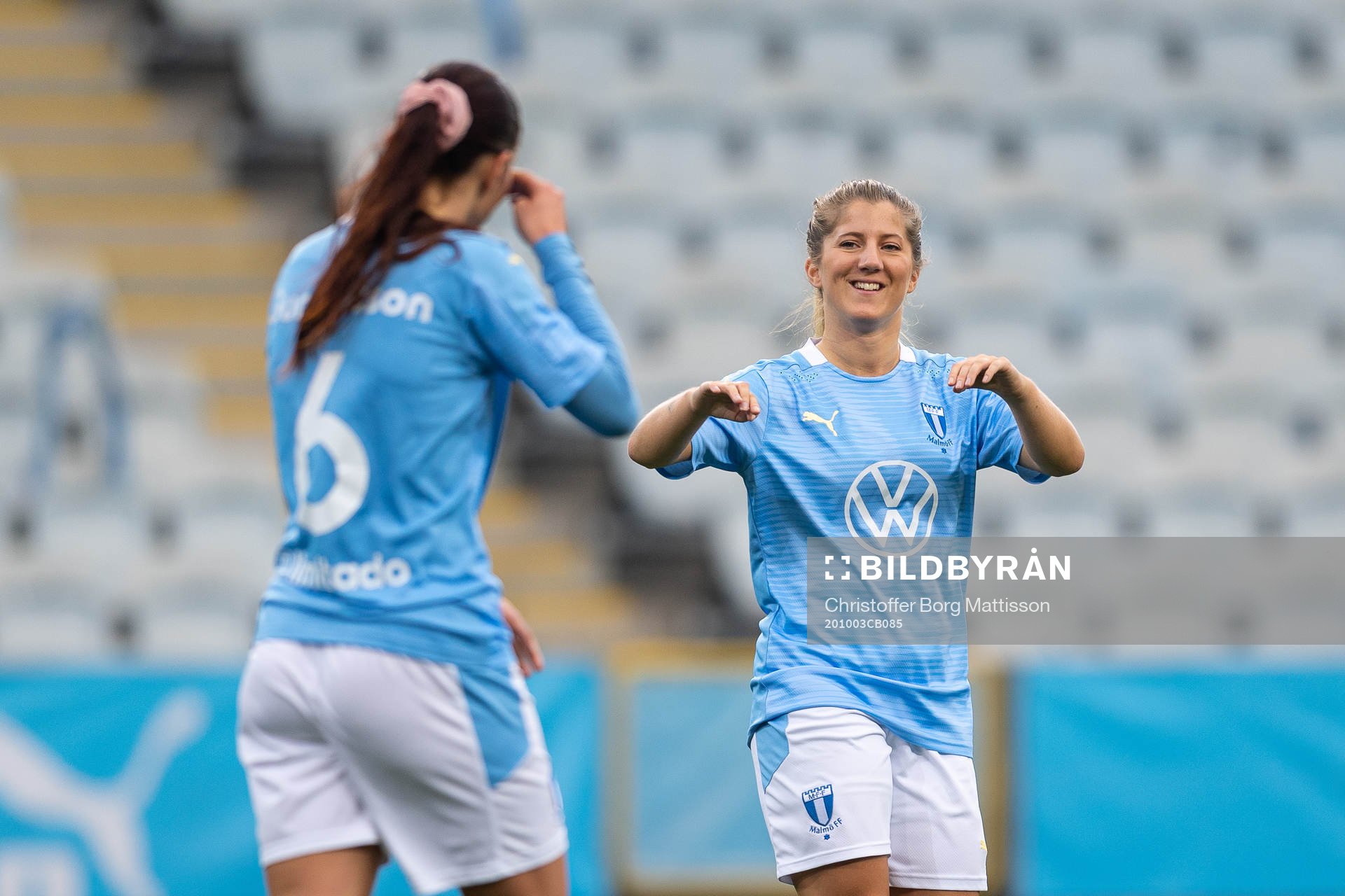 Malmö FFs Malin Gunnarsson och Lovisa Wifvesson jublar