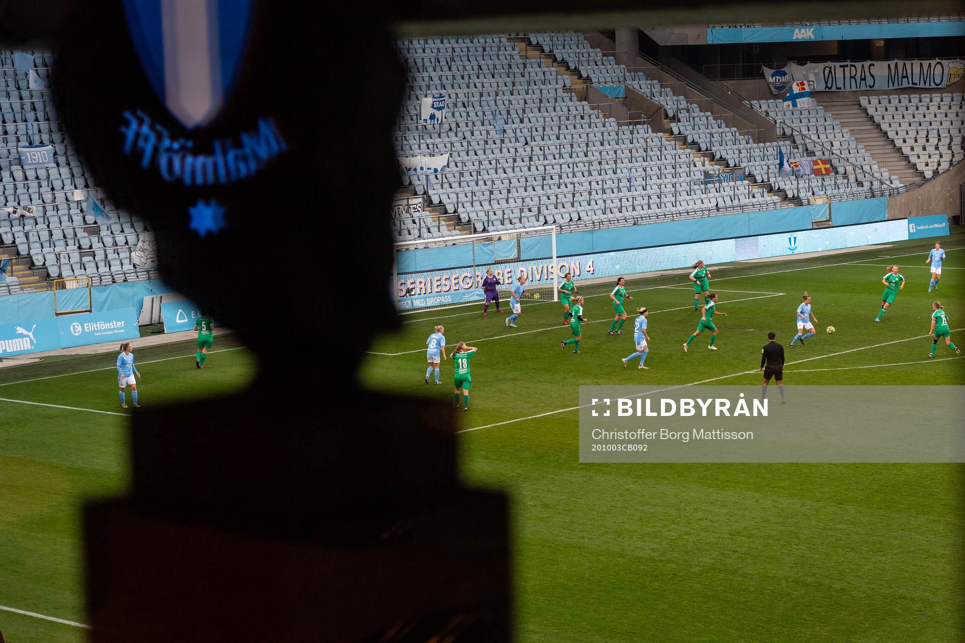 Interiör vy över Eleda Stadion sett från hederslogen med