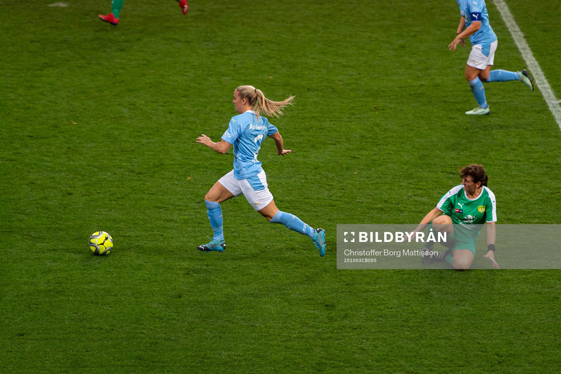 Malmö FFs Beatrice Andersson dribblar förbi Lilla