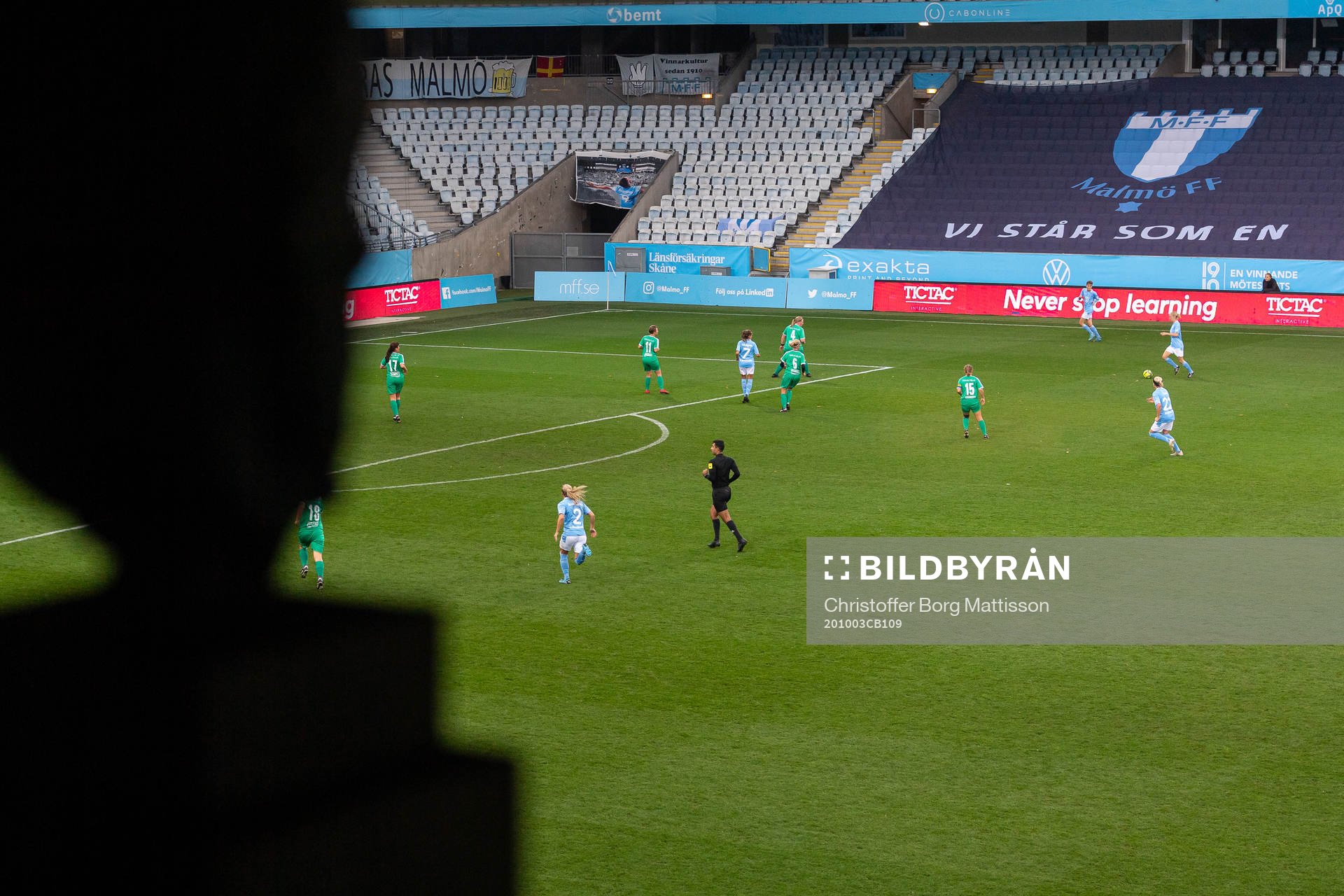 Interiör vy över Eleda Stadion sett från hederslogen med