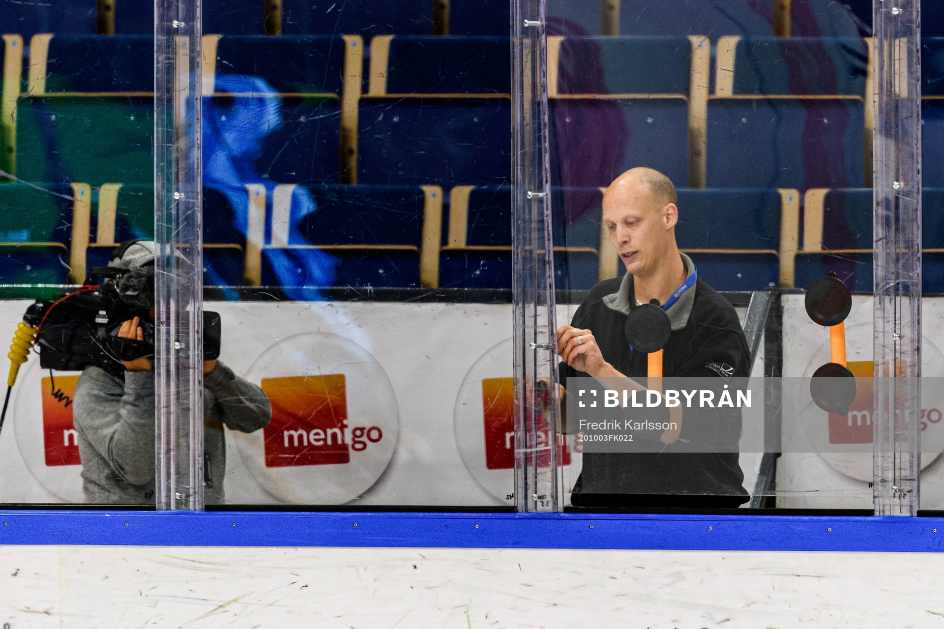 Vaktmästare lagar trasigt plexiglas