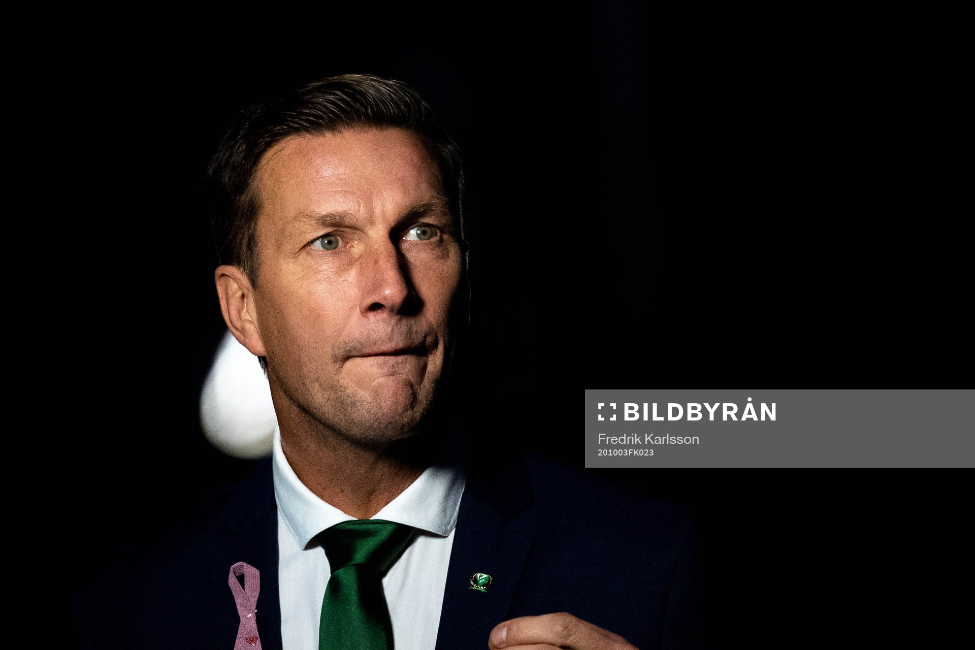 Färjestads huvudtränare Johan Pennerborn blir intervjuad