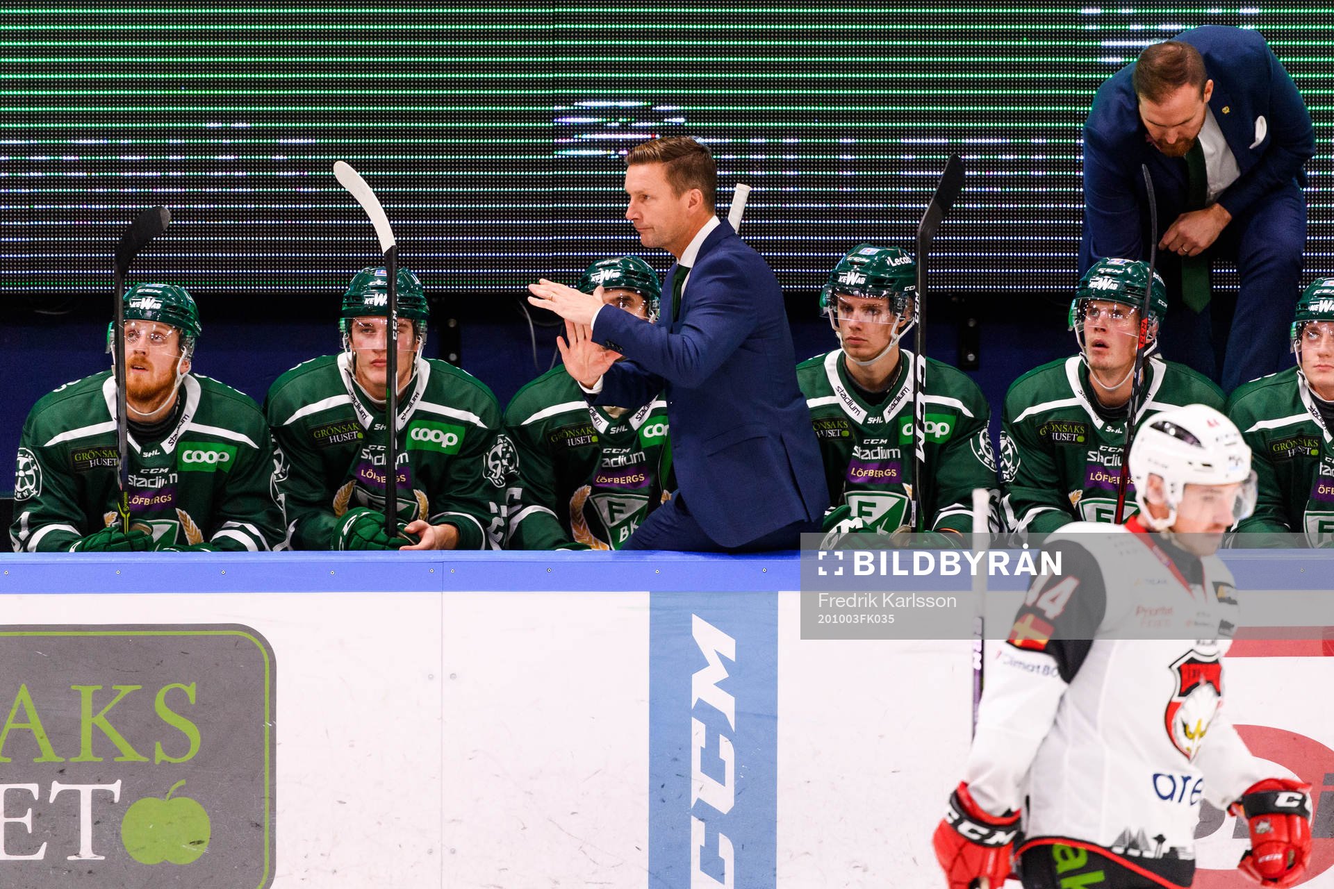 Färjestads huvudtränare Johan Pennerborn tar timeout