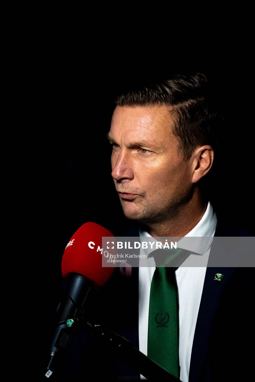 Färjestads huvudtränare Johan Pennerborn blir intervjuad