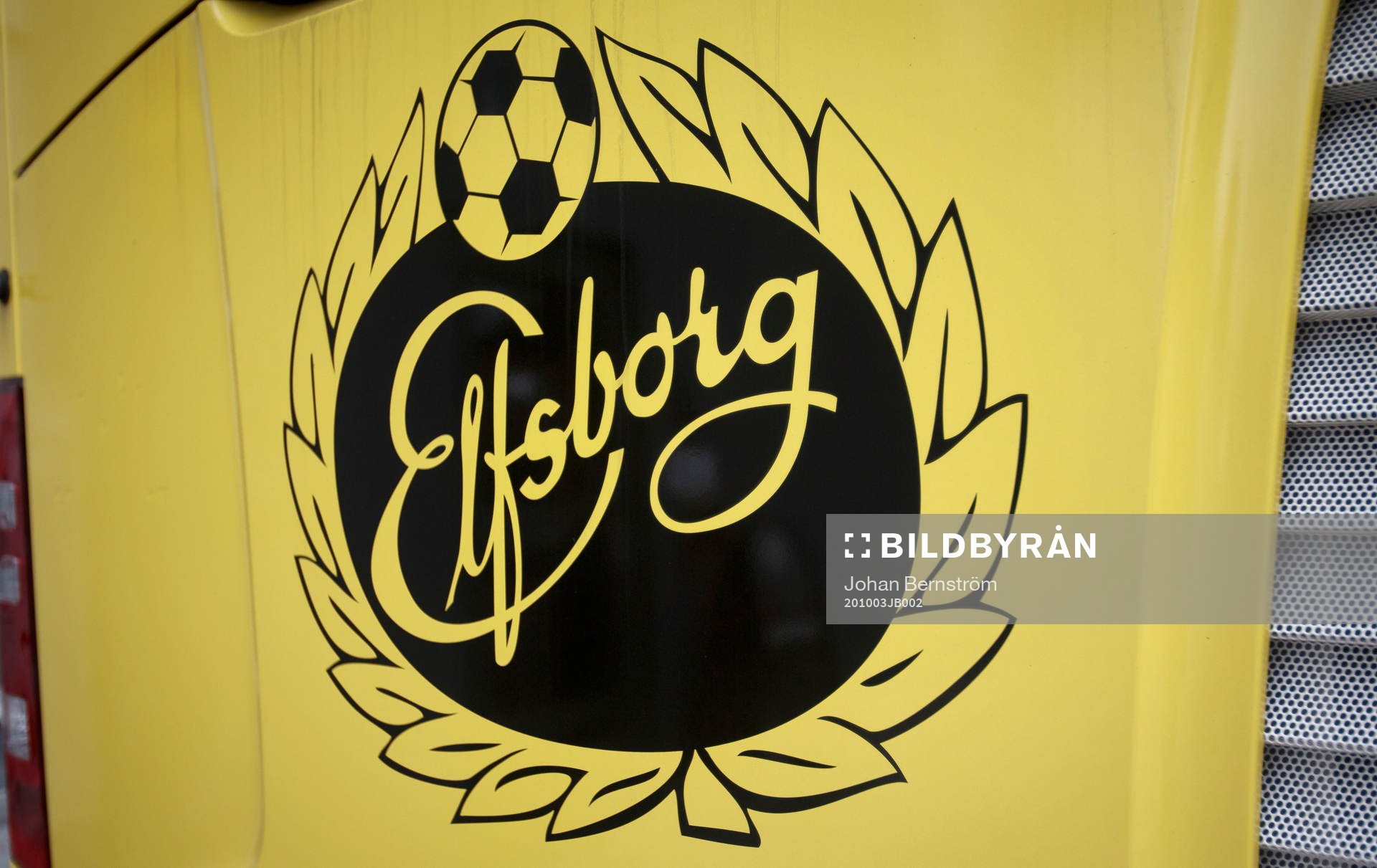 Elfsborgs logo på en buss utanför Behrn Arena