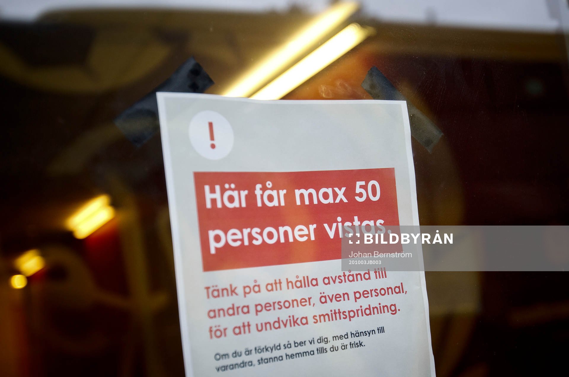 En skylt med max 50 personer