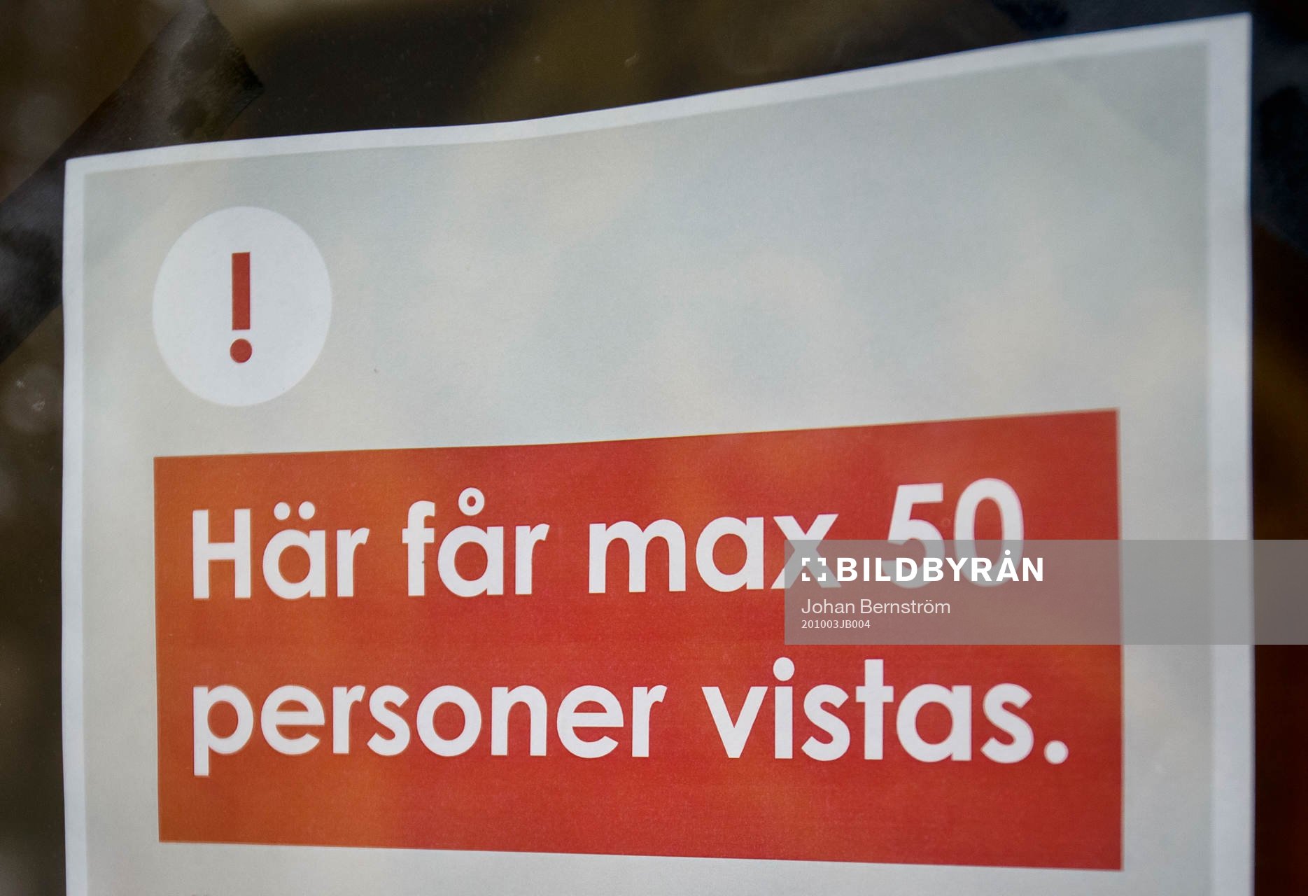 En skylt med max 50 personer