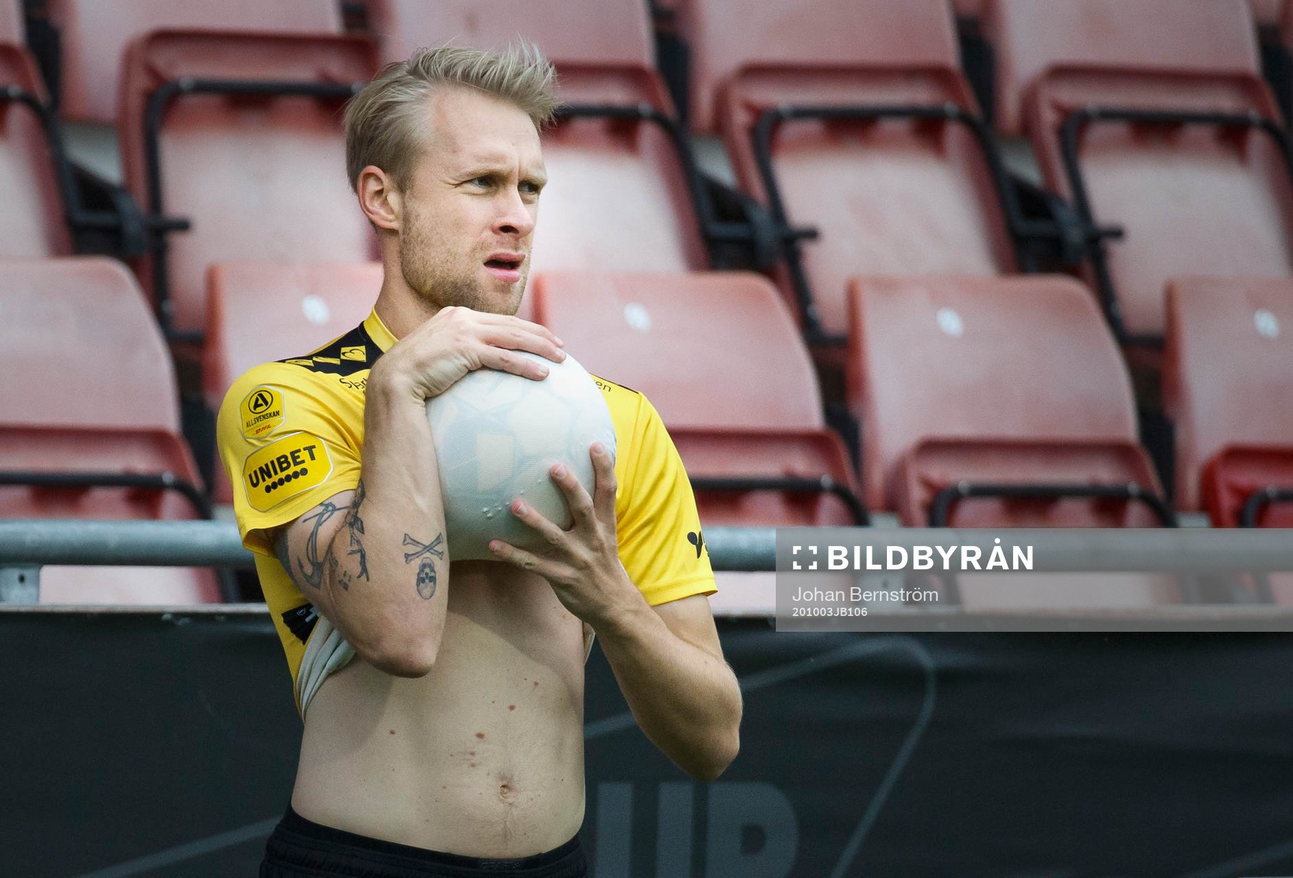 Elfsborgs Johan Larsson har bollen innanför tröjan
