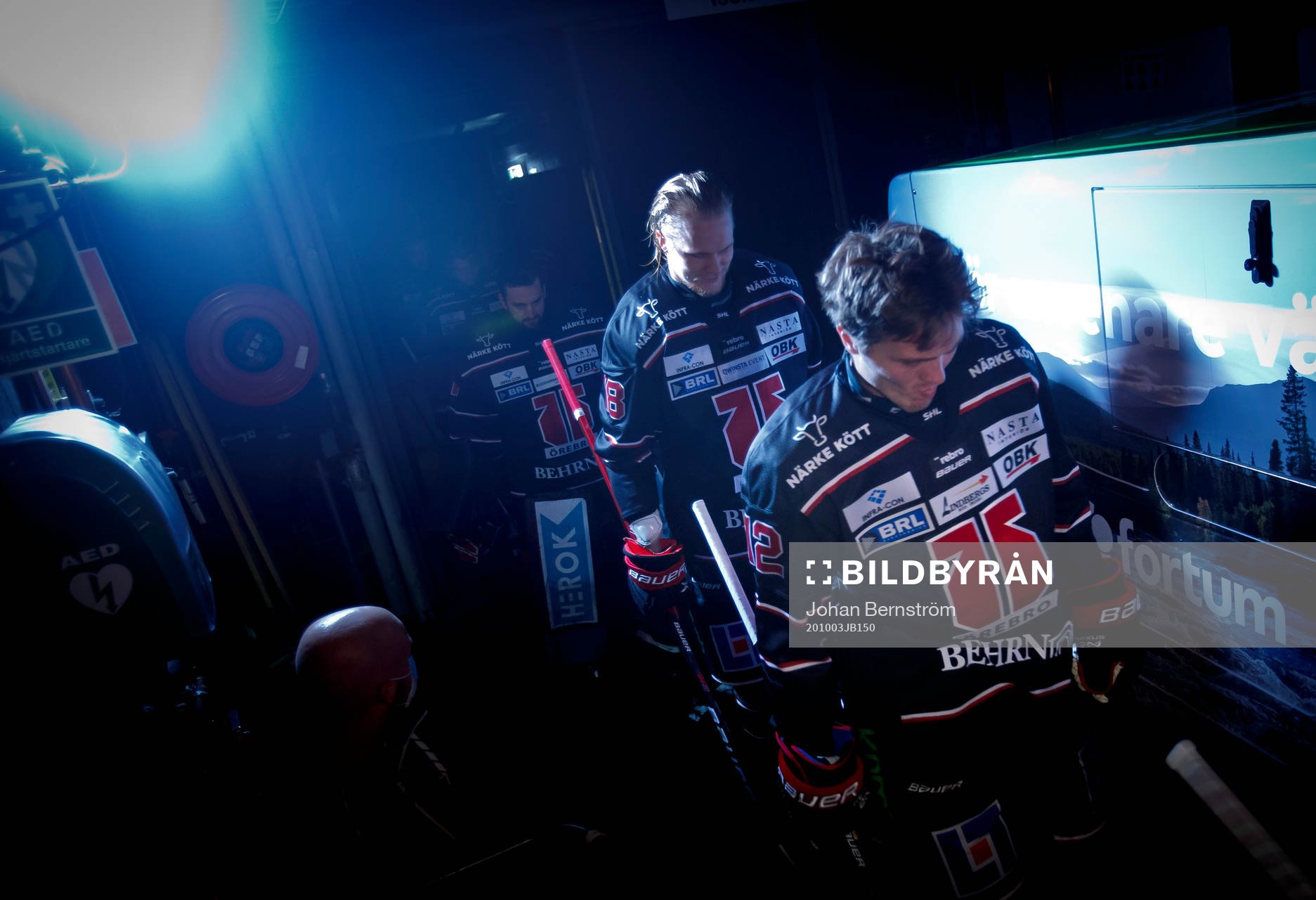 Örebros Rodrigo Abols och Max Lindholm utan hjälm