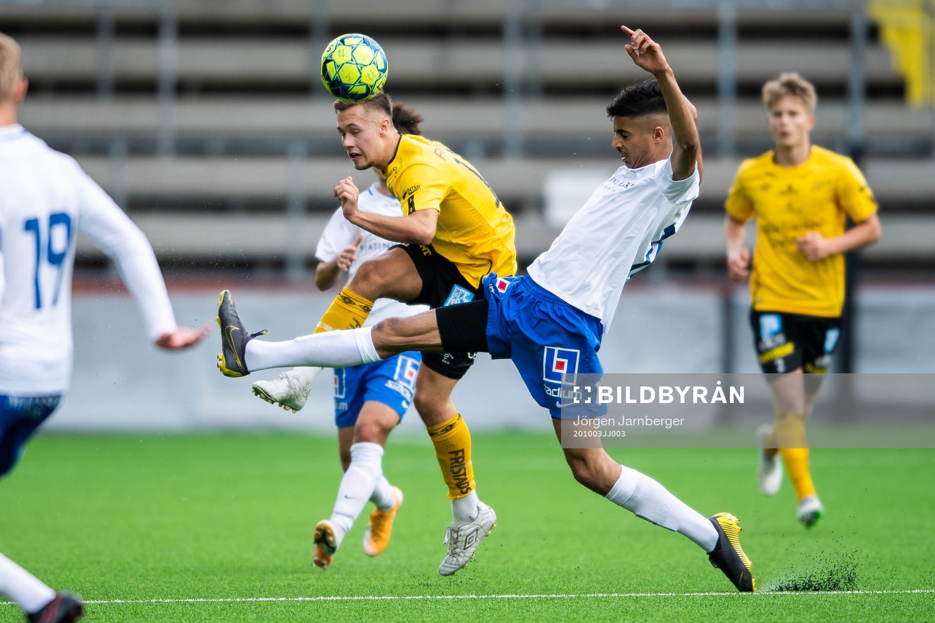 Elfsborgs Dennis Kjellberg och IFK Norrköpings Mustafa Omran Saleh under fotbollsmatchen i U17 Allsvenskan den 3 oktober 2020 i Borås.